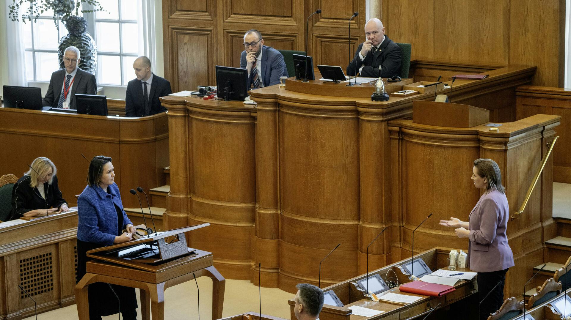 Aaja Chemnitz (t.v.) modtog onsdag et personligt opkald fra statsminister Mette Frederiksen (t.h.) om den officielle undskyldning i spiralsagen. Det er en en besked, der både rørte og glædede det grønlandske folketingsmedlem.