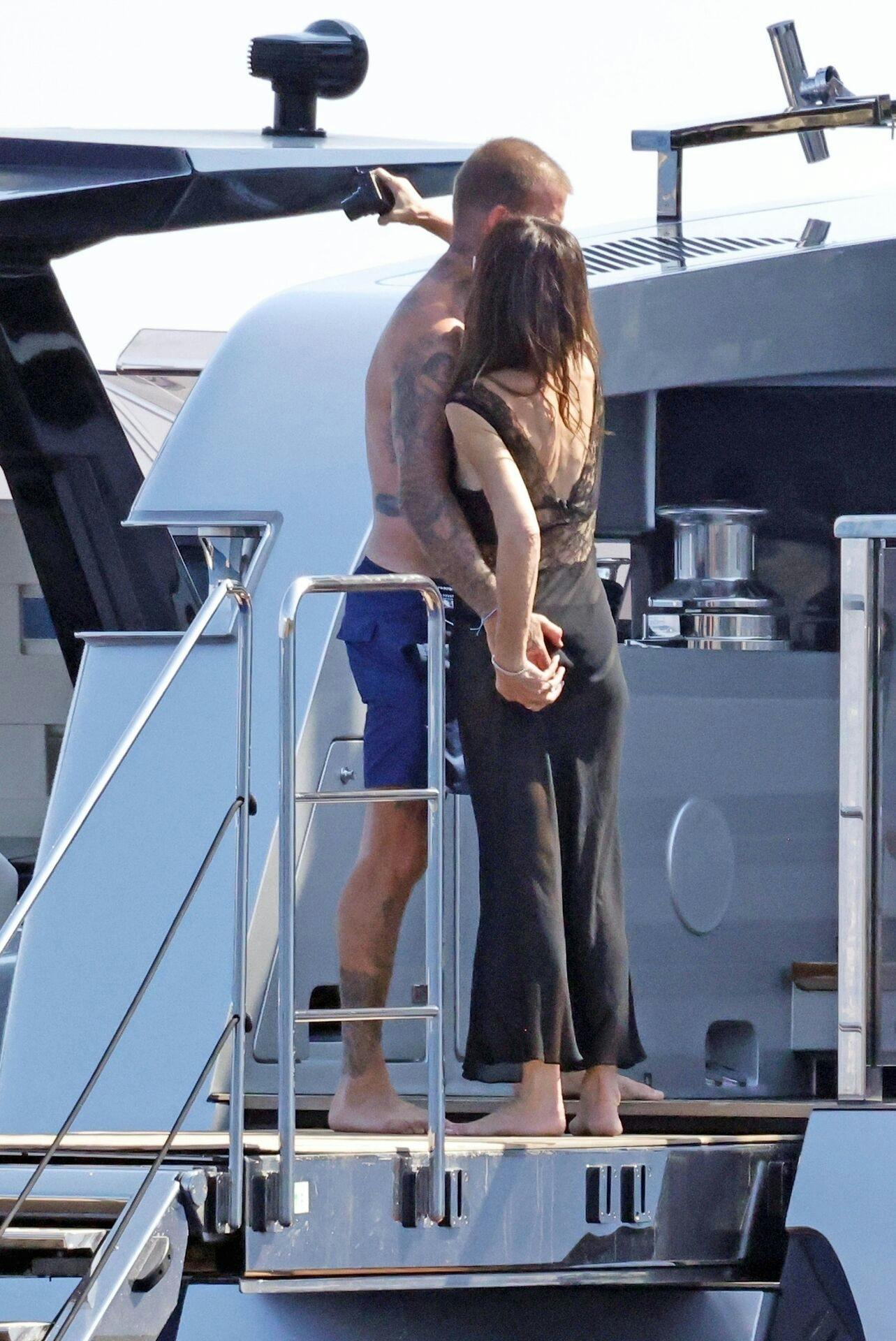 David Beckham får mærket godt efter på hustruens bagdel