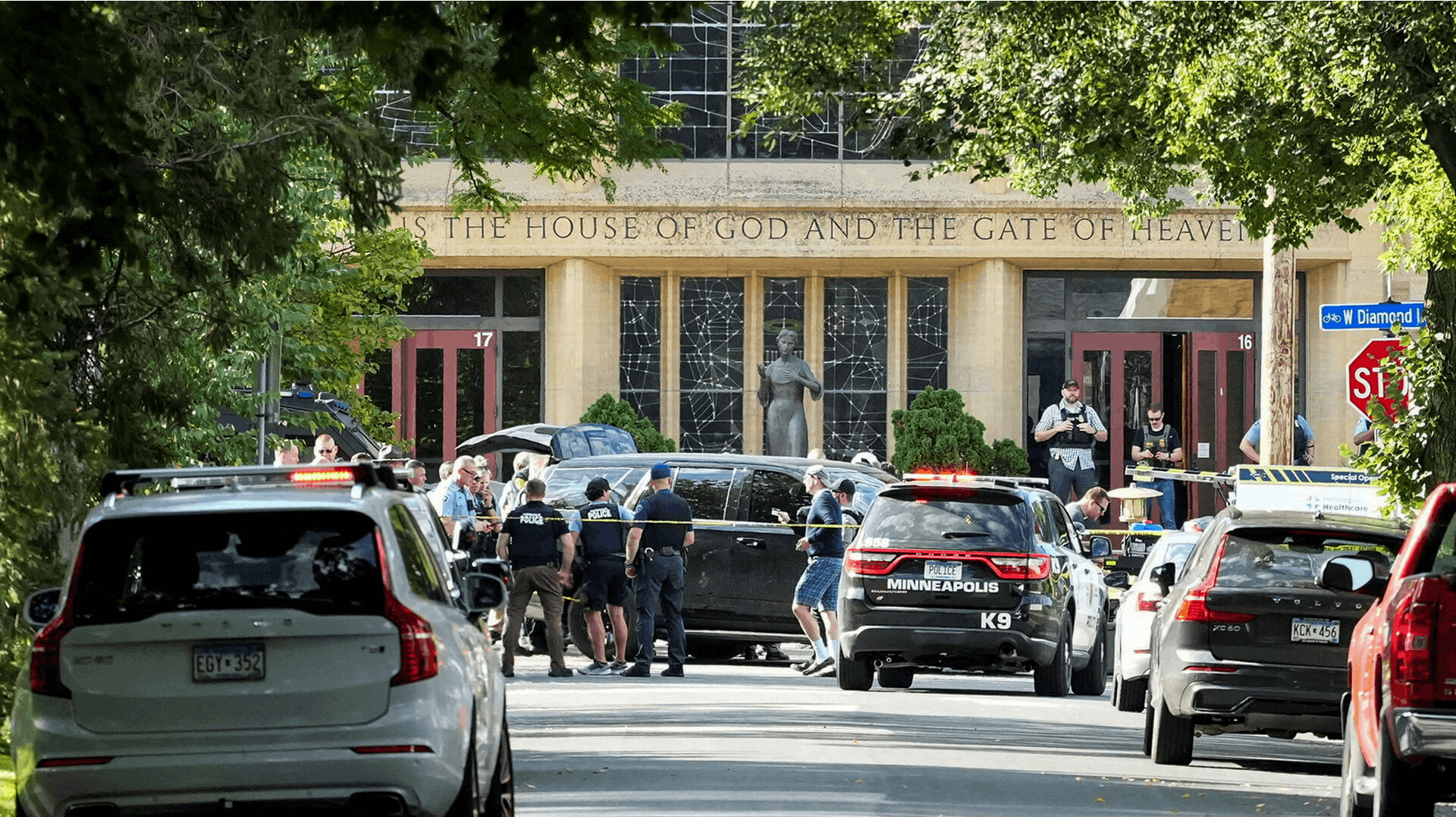 Law enforcement officers gather outside Annunciation Church following a mass shooting event, in Minneapolis, Minnesota, U.S., August 27, 2025. REUTERS/Tim Evans