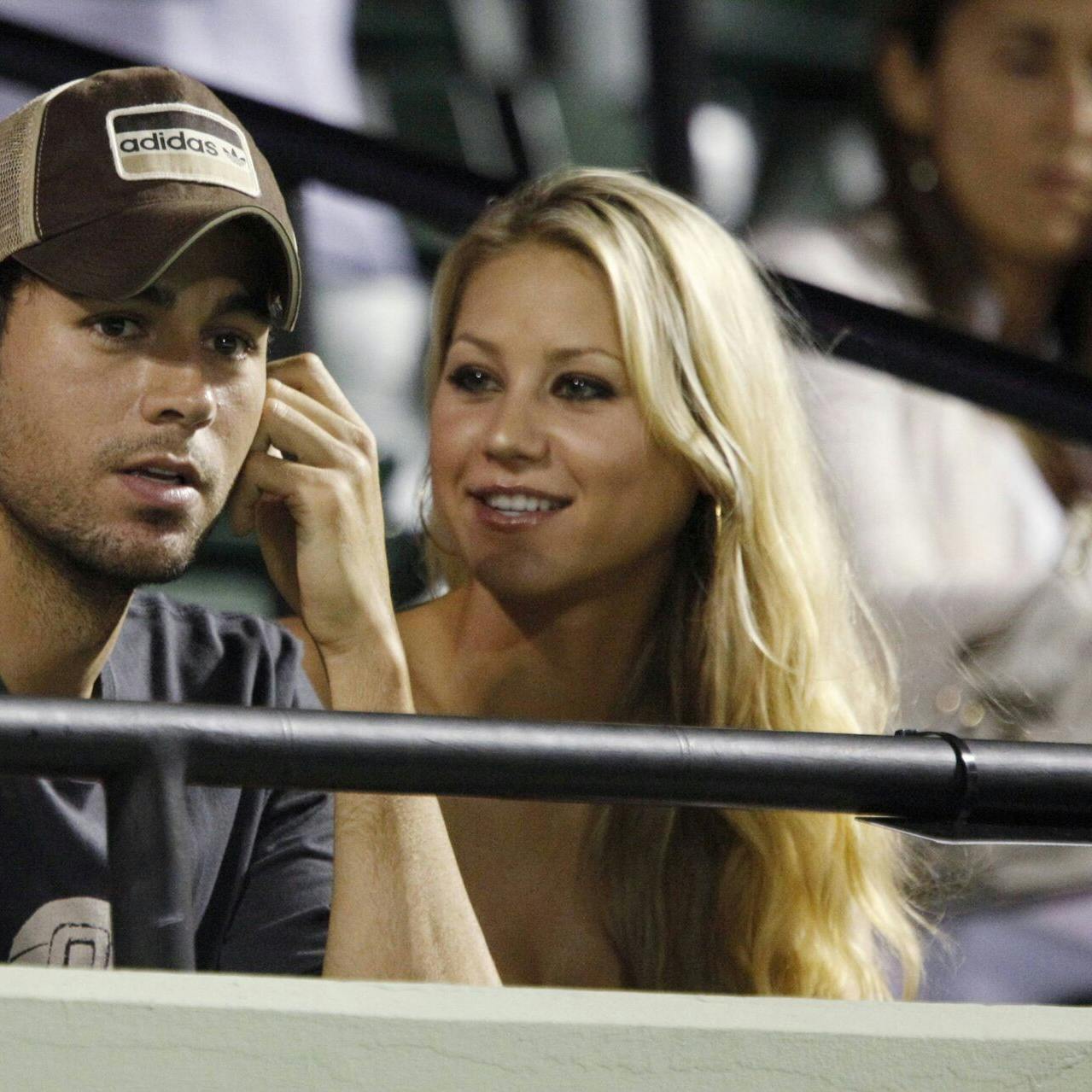 Spain's singer Enrique Iglesias and former Russian tennis player Anna Kournikova attend the semi-final match between Venus Williams and Serena Williams of the U.S. at the Sony Ericsson Open tennis tournament in Key Biscayne, Florida April 2, 2009. REUTERS/Carlos Barria (UNITED STATES SPORT TENNIS)