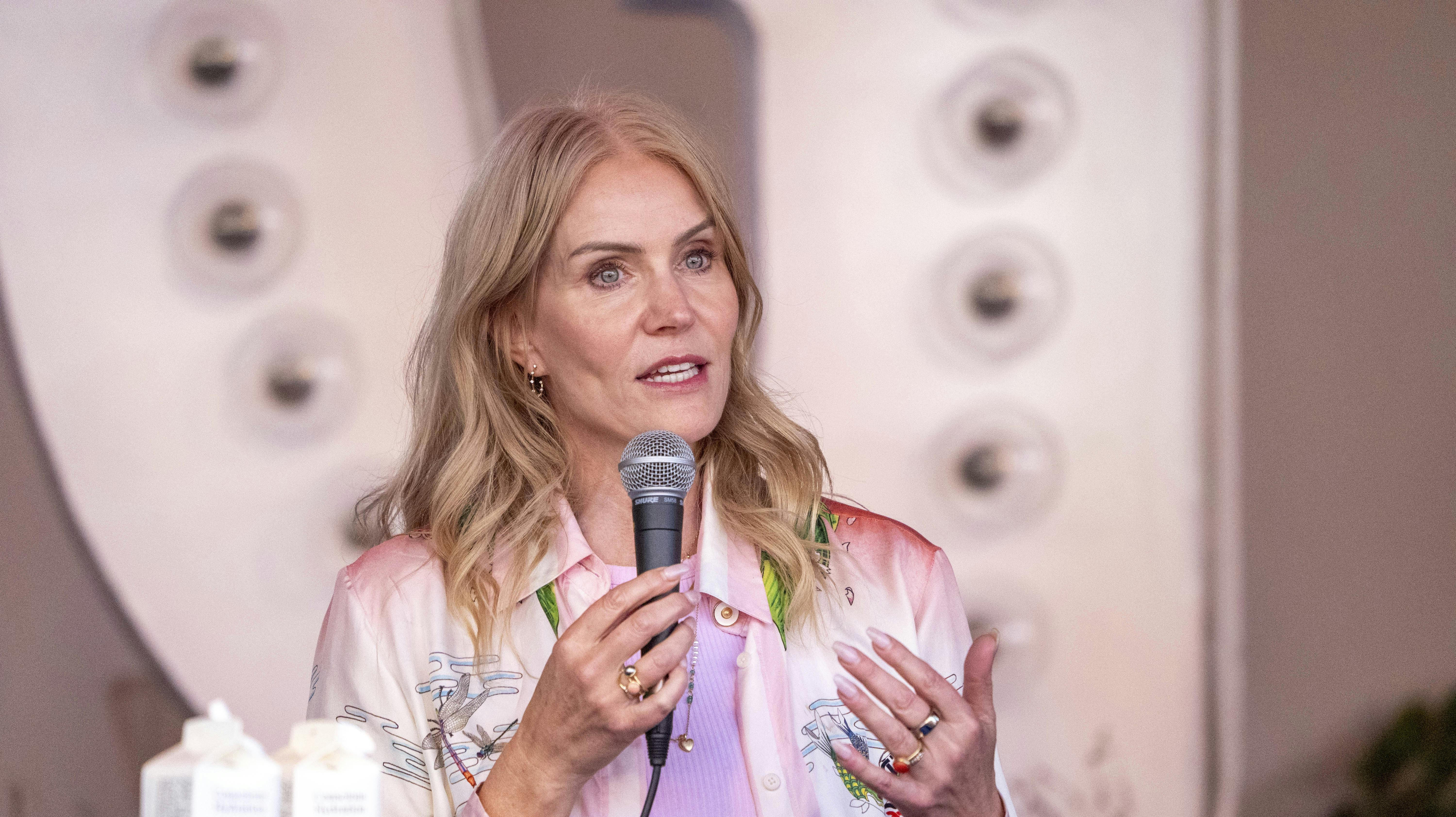 Helle Thorning-Schmidt er havnet i uvejr, efter hun delte et opslag om Brøndbys tidligere udebanetrøje.