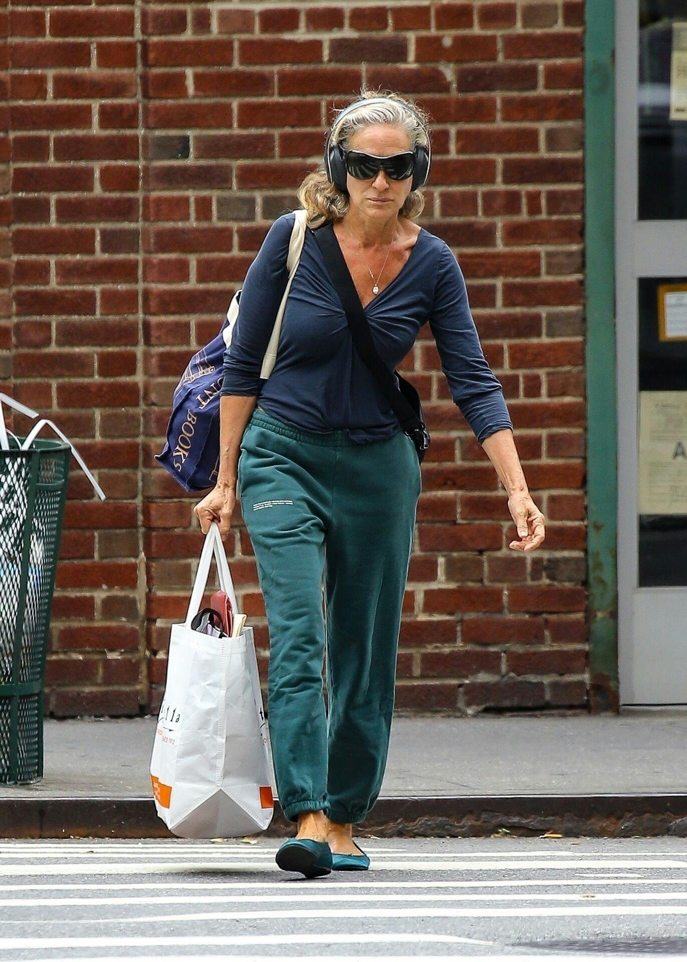Sarah Jessica Parker holdt også stilen afslappet i joggingbukser, da hun blev spottet i New York i sidste uge.