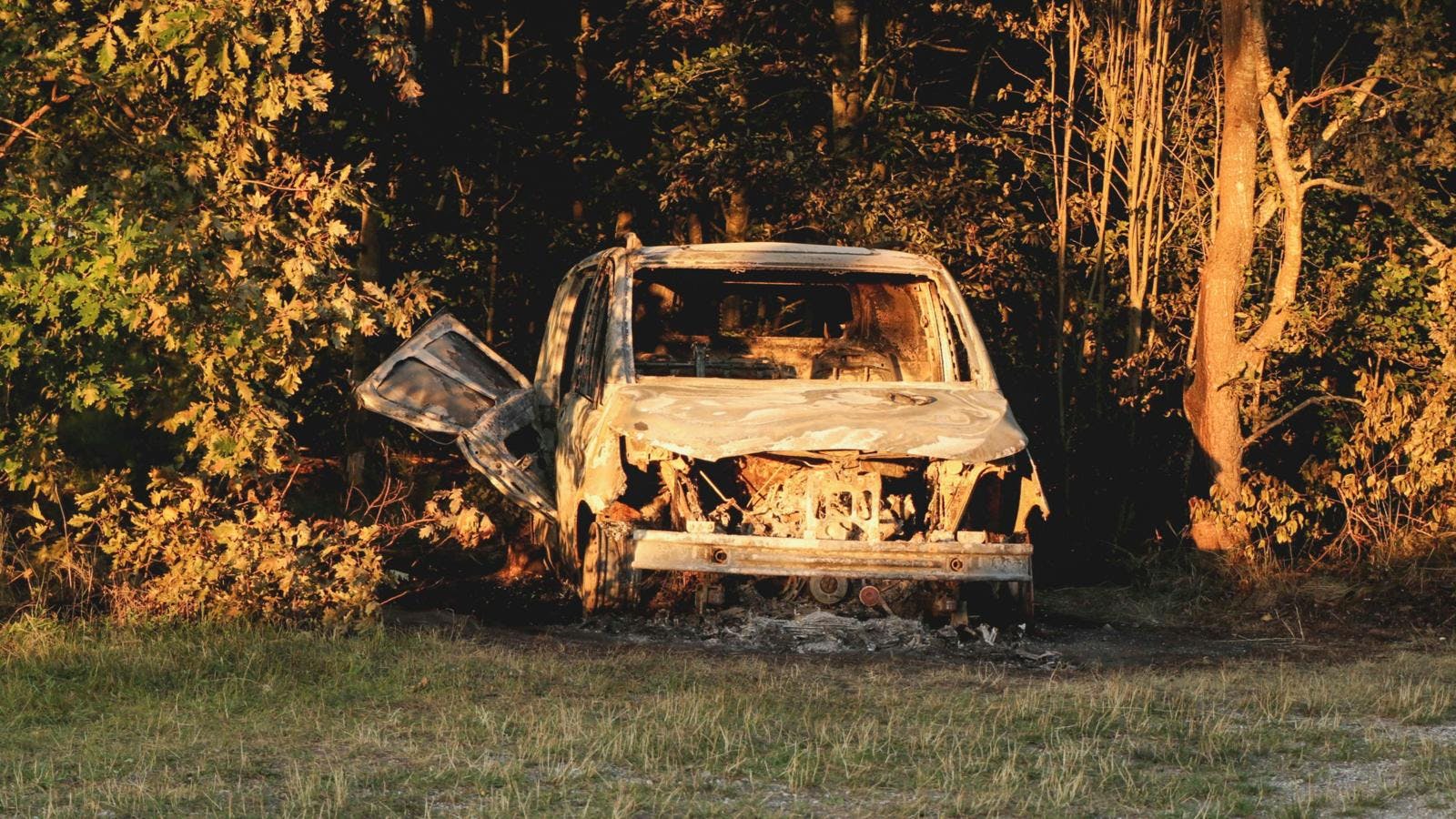 https://imgix.seoghoer.dk/2025-08-28/279604_S001_Ep002_001-Franks-burned-out-car.jpg
