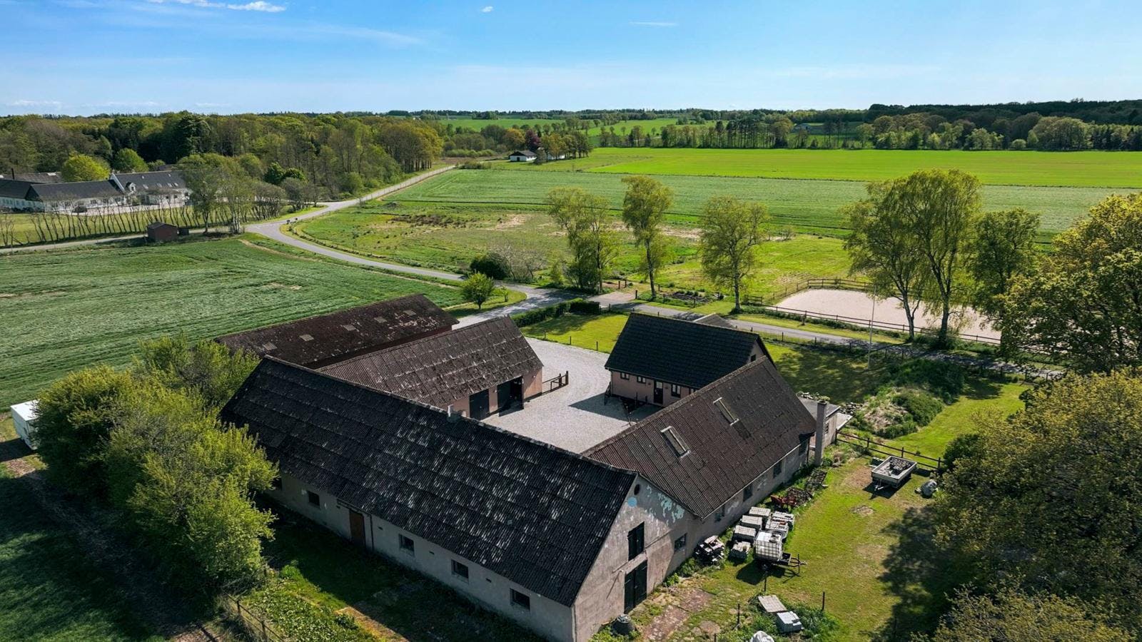 https://imgix.seoghoer.dk/2025-08-28/279604_S001_Ep004_007-The-farm-seen-from-above.jpg