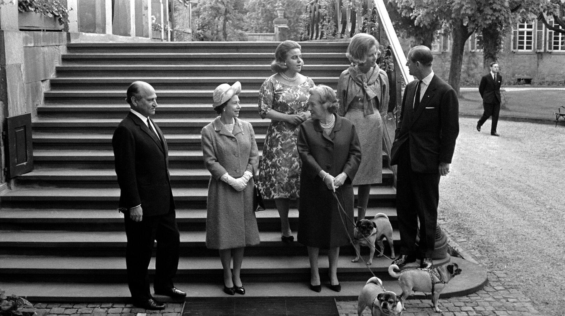 Prinsesse Dorothea ses her til højre i billedet midt i en samtale med prins Philip.