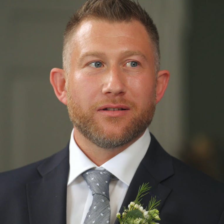 Sonny bliver gift med en fremmed lige efter, at hans forlover på dramatisk vis er dejset om.