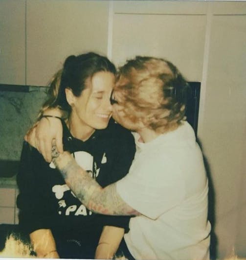 Ed Sheeran afslørede 20. januar 2018, at han var blevet forlovet ved at dele dette billede. Flere år senere satte han flere ord på frieriet, der ikke helt gik som forventet.&nbsp;