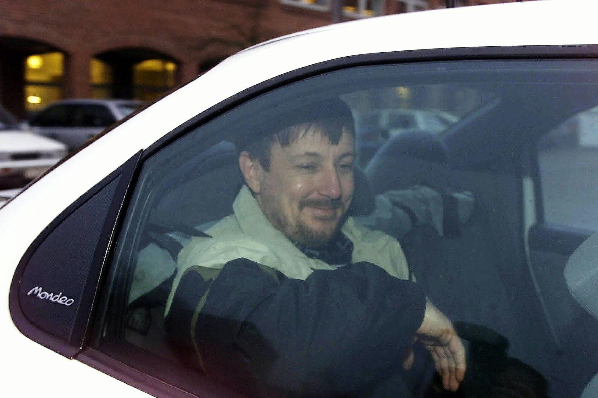 ESCORTPIGEN HELLE SARA PETERS TILTALT FOR DOBBELTMORD. Medtiltalte i det brutale dobbeltmord, Karl Marius Valdemar Jensen, køres til retsmøde ved retten i Odense tirsdag morgen den 23. januar 2001. (Foto: ERIK LUNTANG/SCANPIX NORDFOTO 2001)