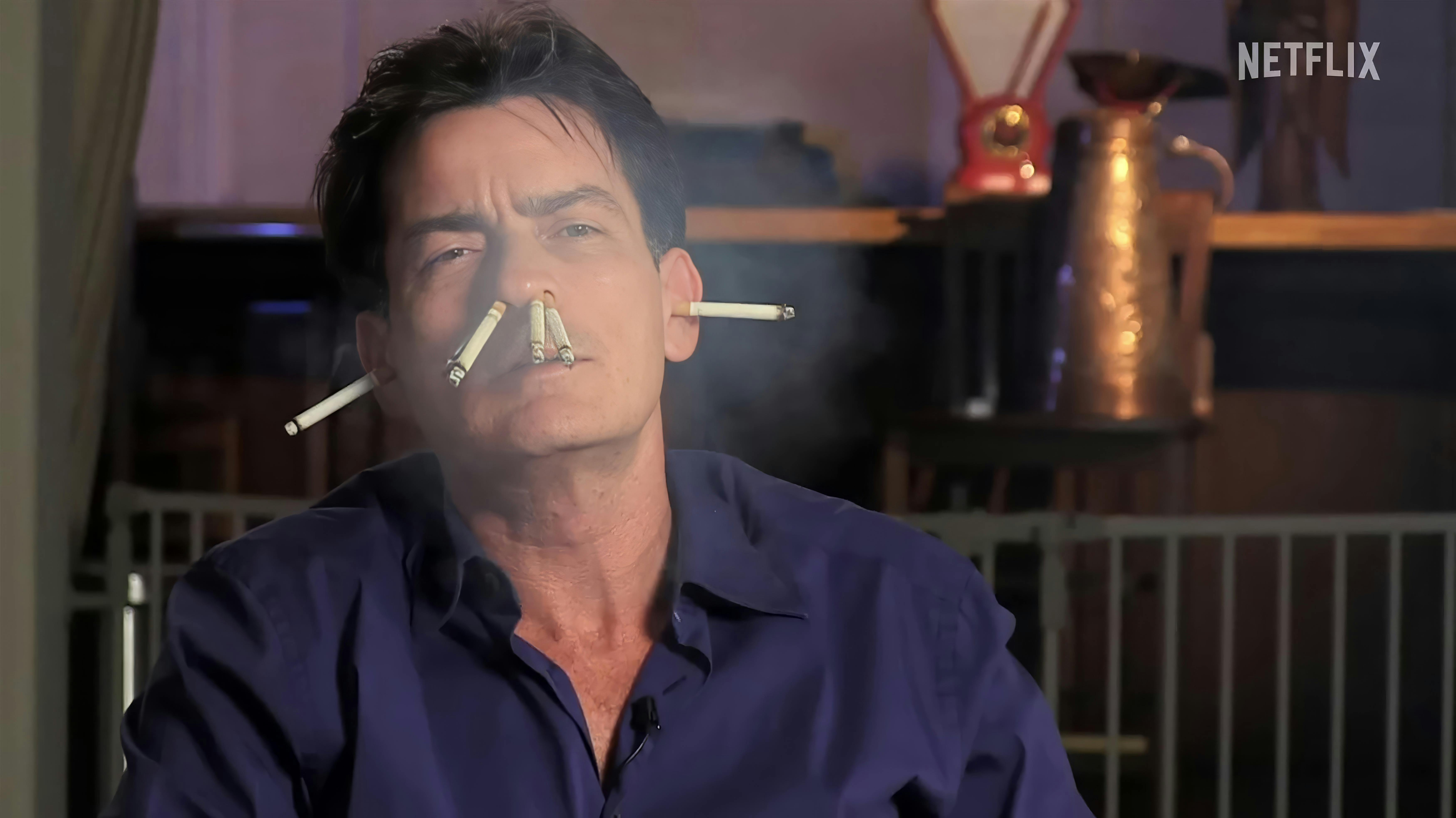 - Jeg er sindssyg, lyder det fra Charlie Sheen, som runder 60 onsdag den 3. september, og der er muligvis noget om snakken.
