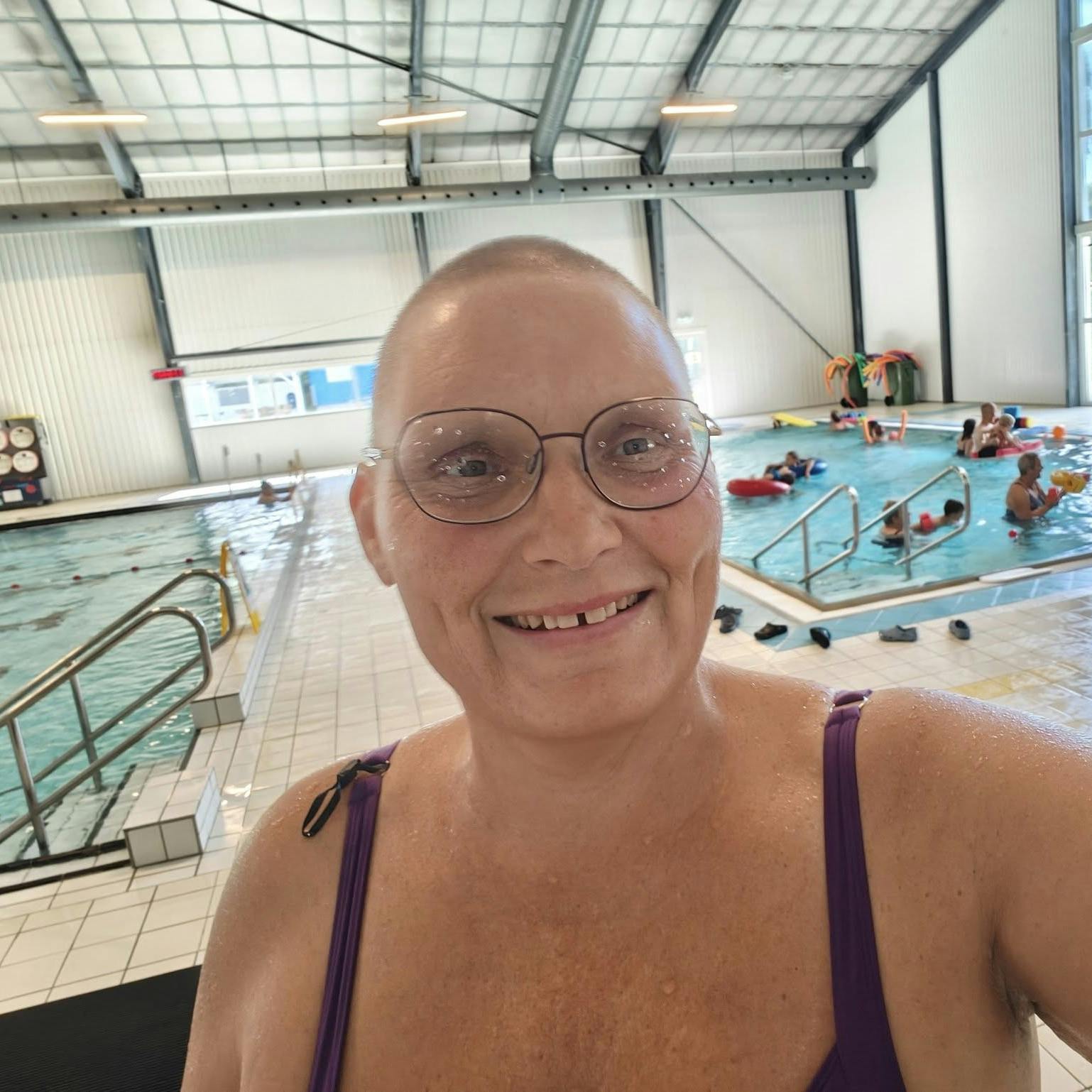 Winnie Topp holder sig i form på et motionshold for kræftramte samt ved selv at træne i svømmehallen.