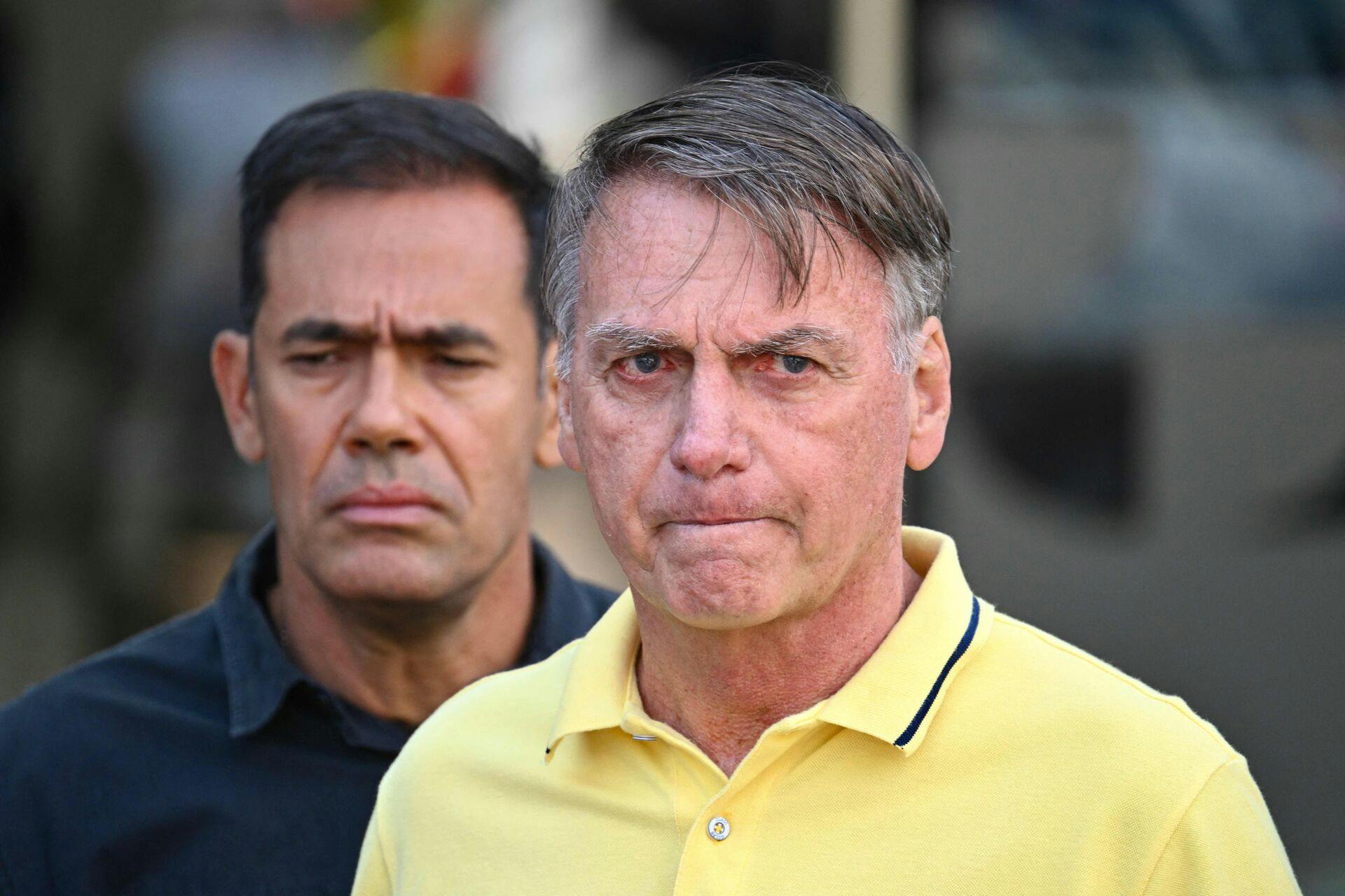 Den tidligere brasilianske præsident Jair Bolsonaro, som er anklaget for at have planlagt et kup, har det ikke godt. Det fortæller sønnike Carlos Bolsonaro på X. 