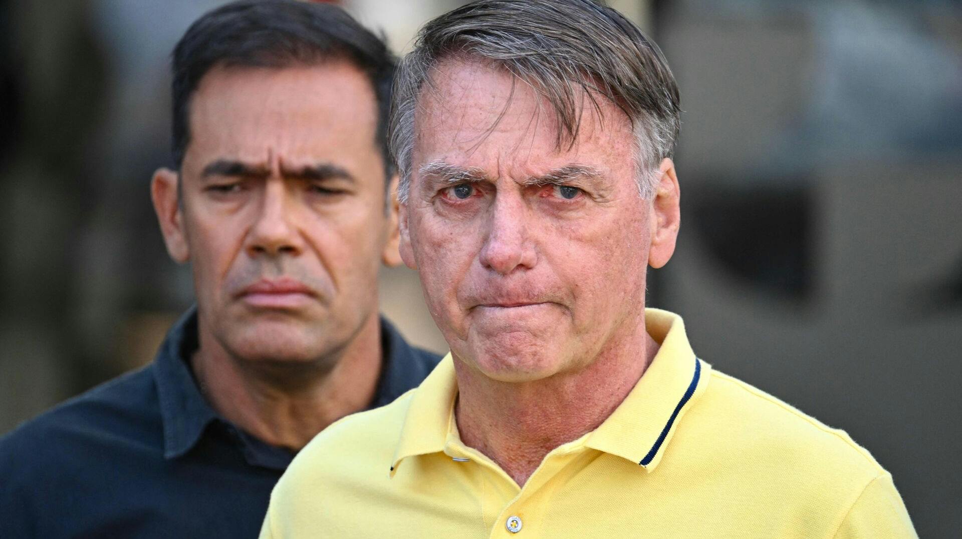Den tidligere brasilianske præsident Jair Bolsonaro, som er anklaget for at have planlagt et kup, har det ikke godt. Det fortæller sønnike Carlos Bolsonaro på X.