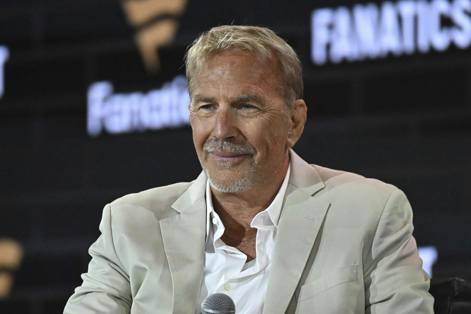 70-årige Kevin Costner ser ud til at være kommet videre efter den dramatiske skilsmisse fra Christine Baumgartner. Det skriver flere amerikanske medier.