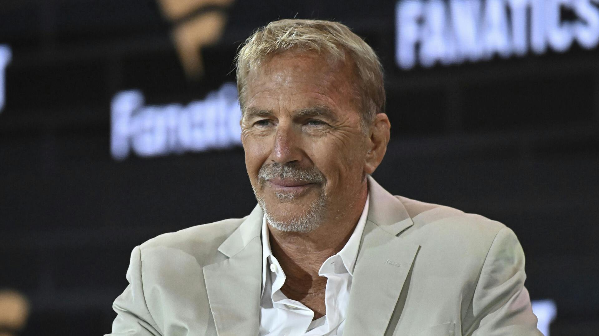 70-årige Kevin Costner ser ud til at være kommet videre efter den dramatiske skilsmisse fra Christine Baumgartner. Det skriver flere amerikanske medier.
