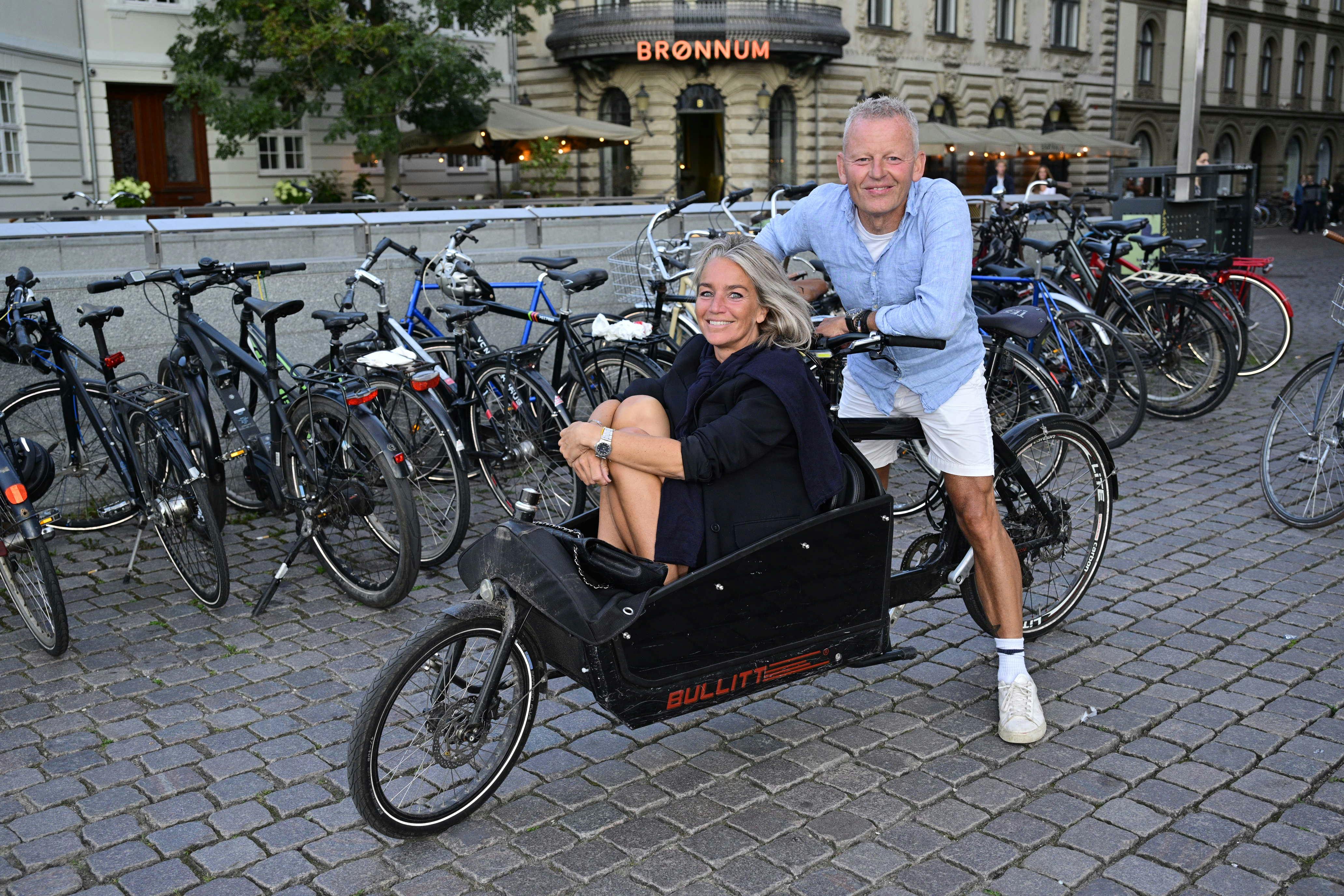 Bubber og Signe kom af gode grunde ikke rullende med campingvognen på den røde løber. I stedet var det på en Bullit-ladcykel.