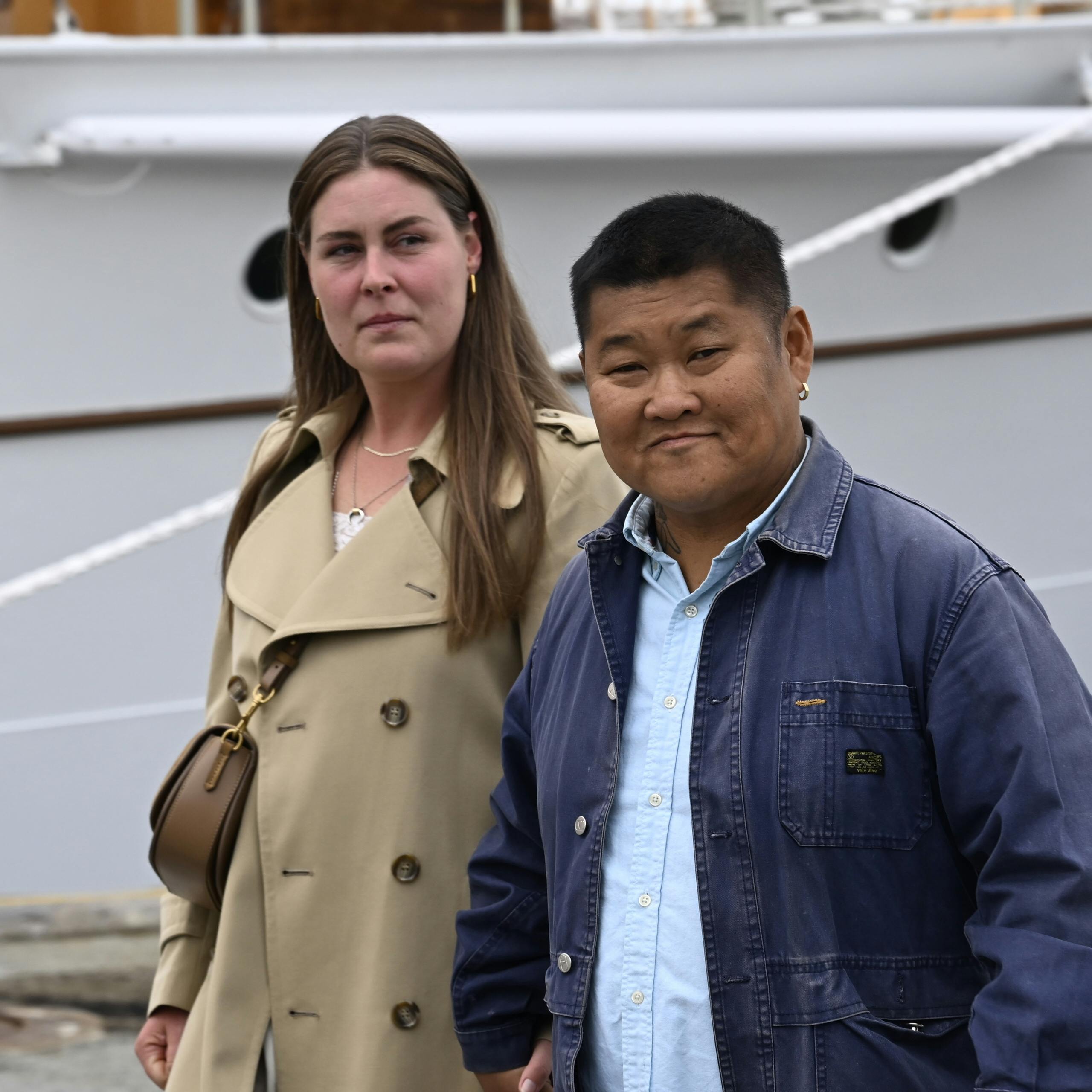 Simon Jul Jørgensen ankommer til Kongeskibet Dannebrog med kærsten Susanne Ayoe Møller Madsen.