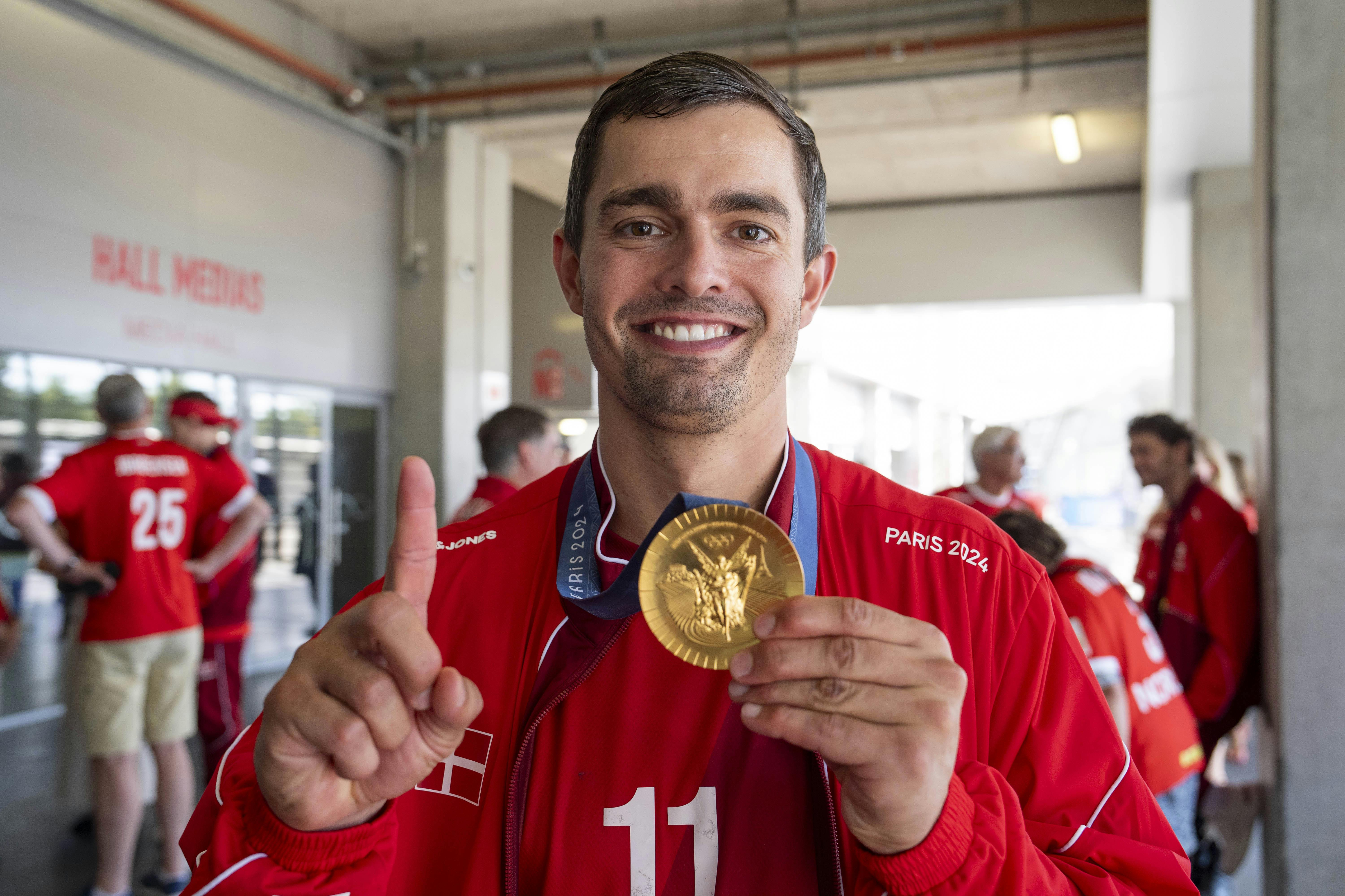 Det var forståeligt nok en Rasmus Lauge med alle følelserne uden på tøjet, som forsøgte at give et interview, efter han fredag aften gjorde comeback på håndboldbanen efter et halvt års fravær.
