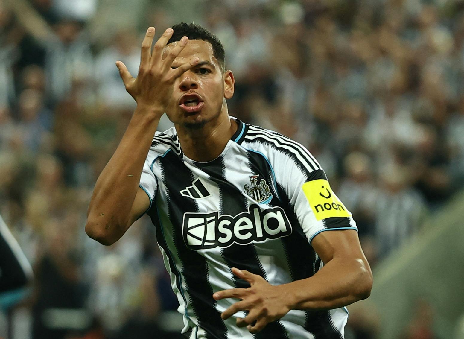 En skade til Victor Jensen betyder, at William Osula kan få debut på A-landsholdet. Brian Riemer har nemlig indkalt Newcastle-angriberen som Victor Jensens erstatning.