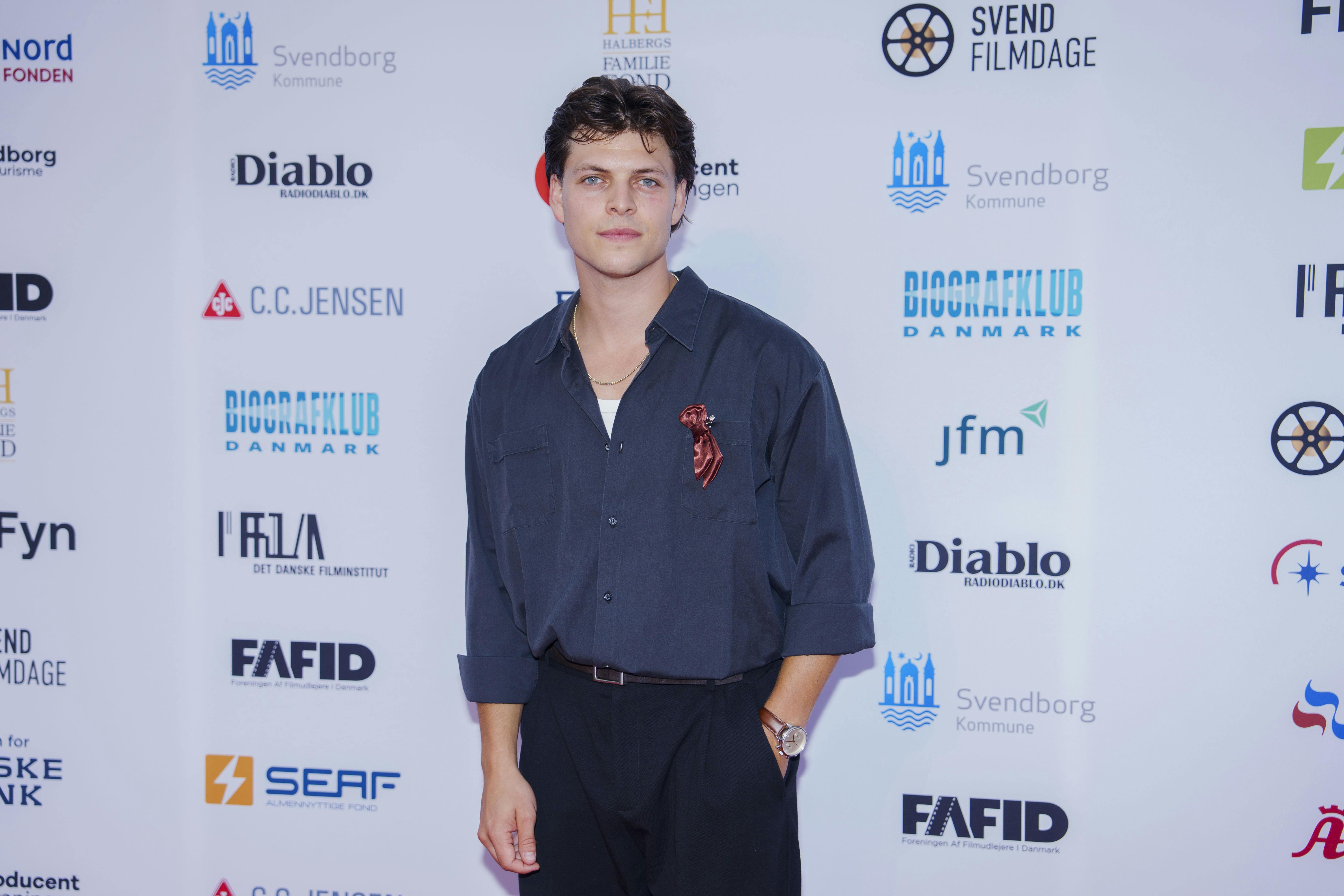 Alex Høgh Andersen har det heldigvis godt i dag, og han hjælper derfor med glæde andre, der har det svært. 