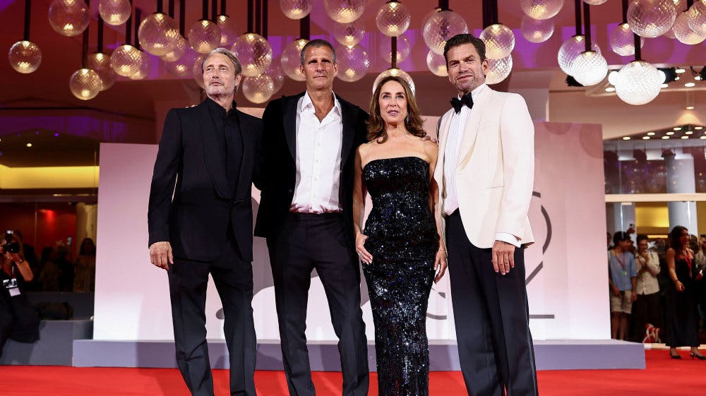 "Den Sidste Viking" blev vist på den prestigefylde filmfestival i Venedig lørdag. Her ses instruktøren Anders Thomas Jensen og skuespillerne Mads Mikkelsen, Sofie Gråbøl og Nikolaj Lie Kass på den røde løber. 