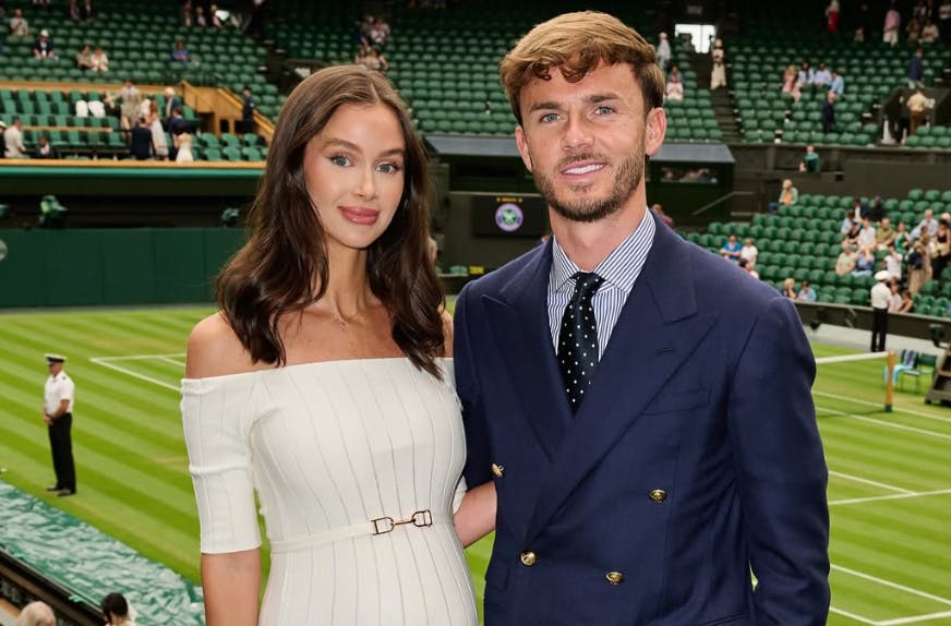 James Maddison og Kennedy Alexa venter for anden gang tvillinger. Og nu har de afsløret, hvad kønnet er på de to babyer, som vokser inde i modellens mave.