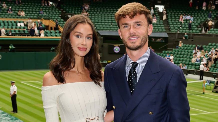 James Maddison og Kennedy Alexa venter for anden gang tvillinger. Og nu har de afsløret, hvad kønnet er på de to babyer, som vokser inde i modellens mave.