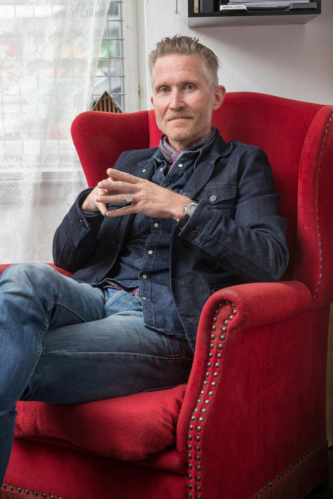 I sin nye bog afslører Brian Holm, hvordan han i 90’erne ikke blot jonglerede tre kærester på samme tid, men også lod sig rive med af en flirt med tvillingsøsteren til den ene.