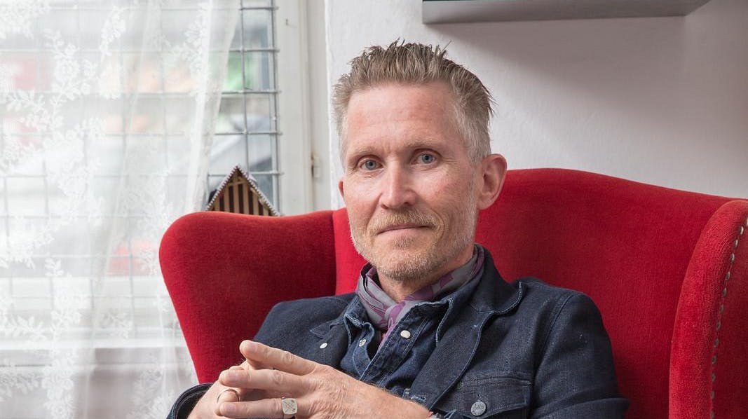 I sin nye bog afslører Brian Holm, hvordan han i 90’erne ikke blot jonglerede tre kærester på samme tid, men også lod sig rive med af en flirt med tvillingsøsteren til den ene.