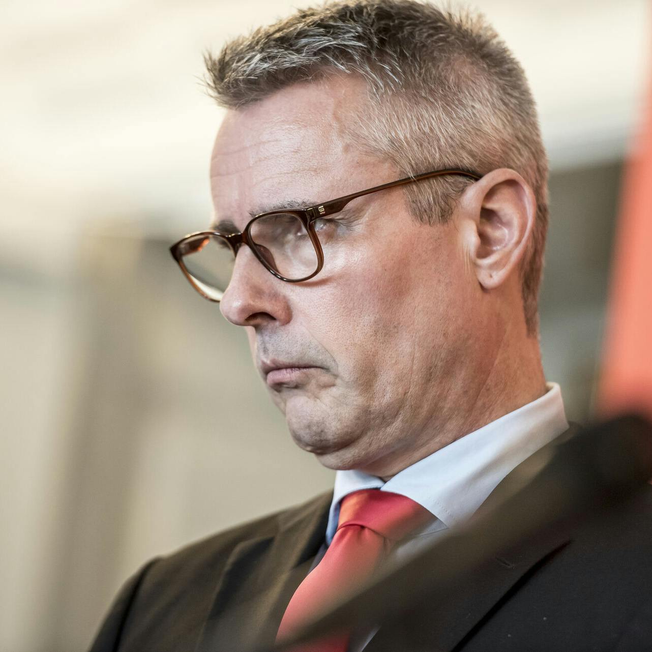 Henrik Sass Larsen udbeder sig betænkningstid i forhold til, om han skal anke den dom på fire måneders fængsel, som han mandag er blevet idømt for besiddelse af seksuelt materiale med børn.
