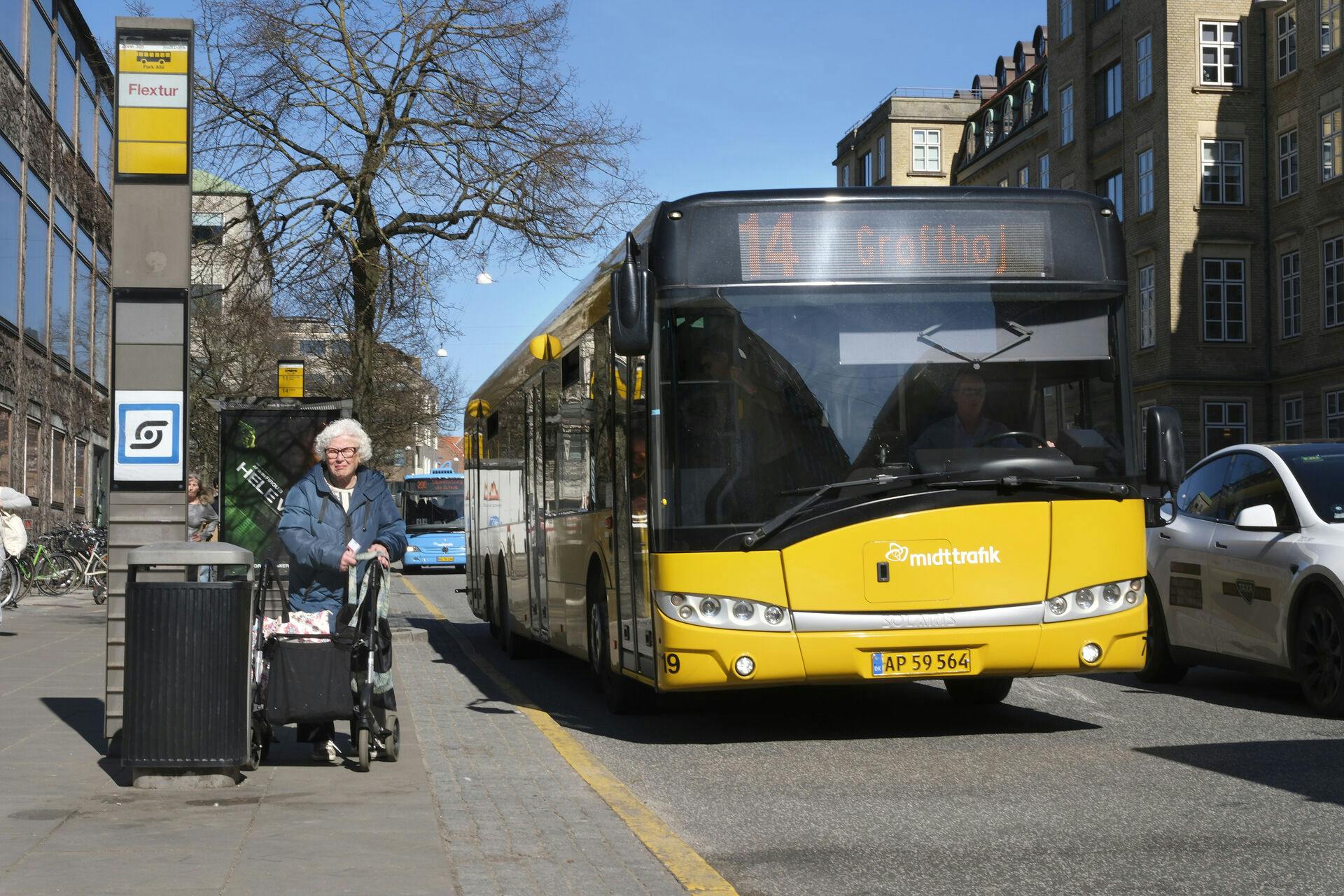 Det skal være billigere for alle at tage bussen og letbanen i Aarhus. Det mener borgmester Anders Winnerskjold