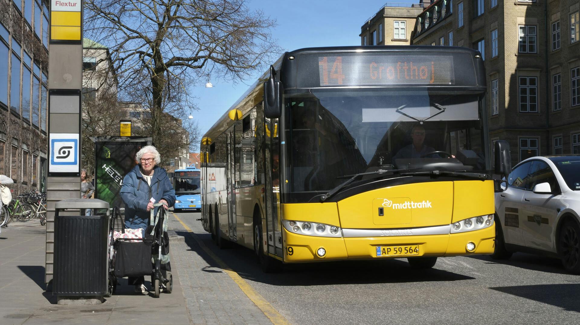 Det skal være billigere for alle at tage bussen og letbanen i Aarhus. Det mener borgmester Anders Winnerskjold
