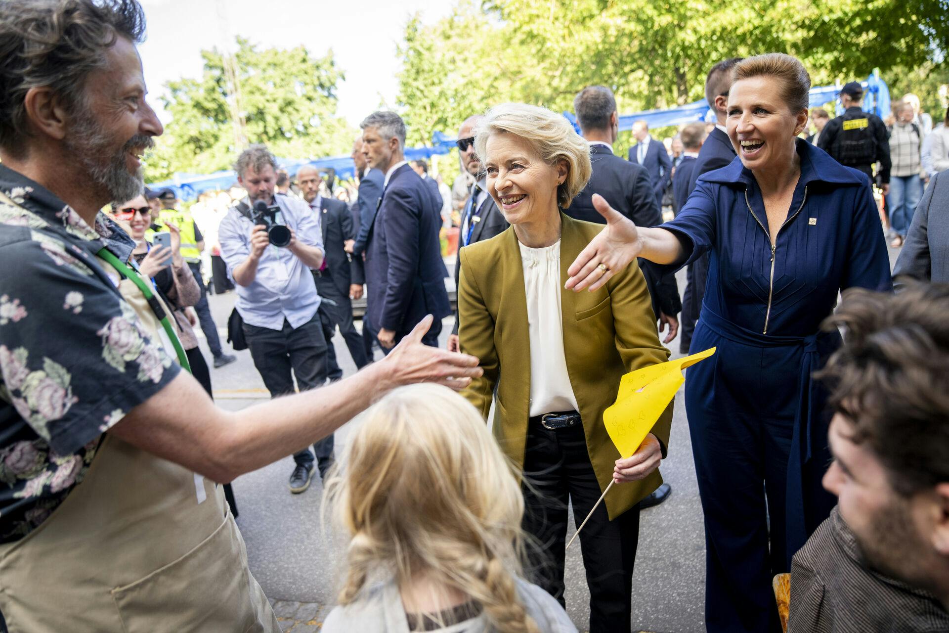 Ursula von der Leyen (i midten, red.) var ombord på et fly, der måtte lande uden brugen af GPS.