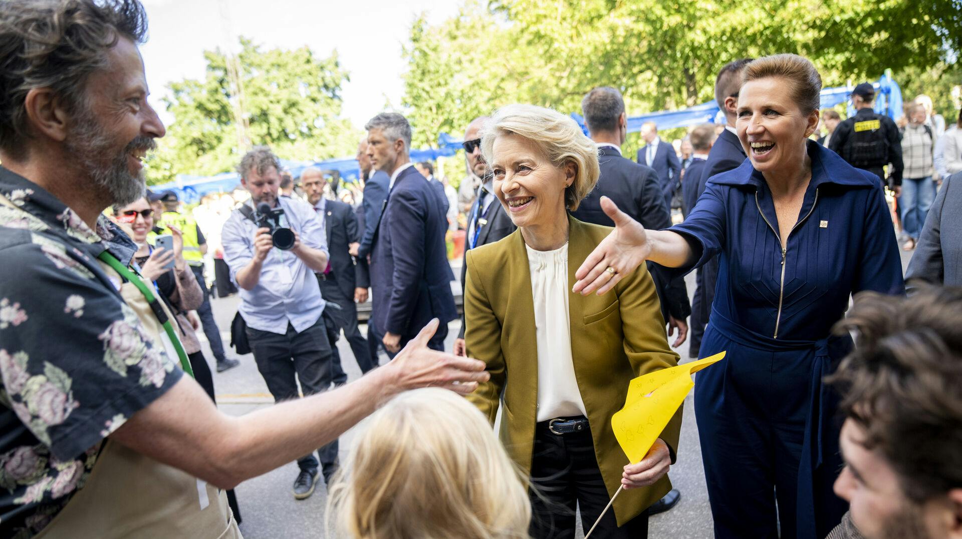 Ursula von der Leyen (i midten, red.) var ombord på et fly, der måtte lande uden brugen af GPS.