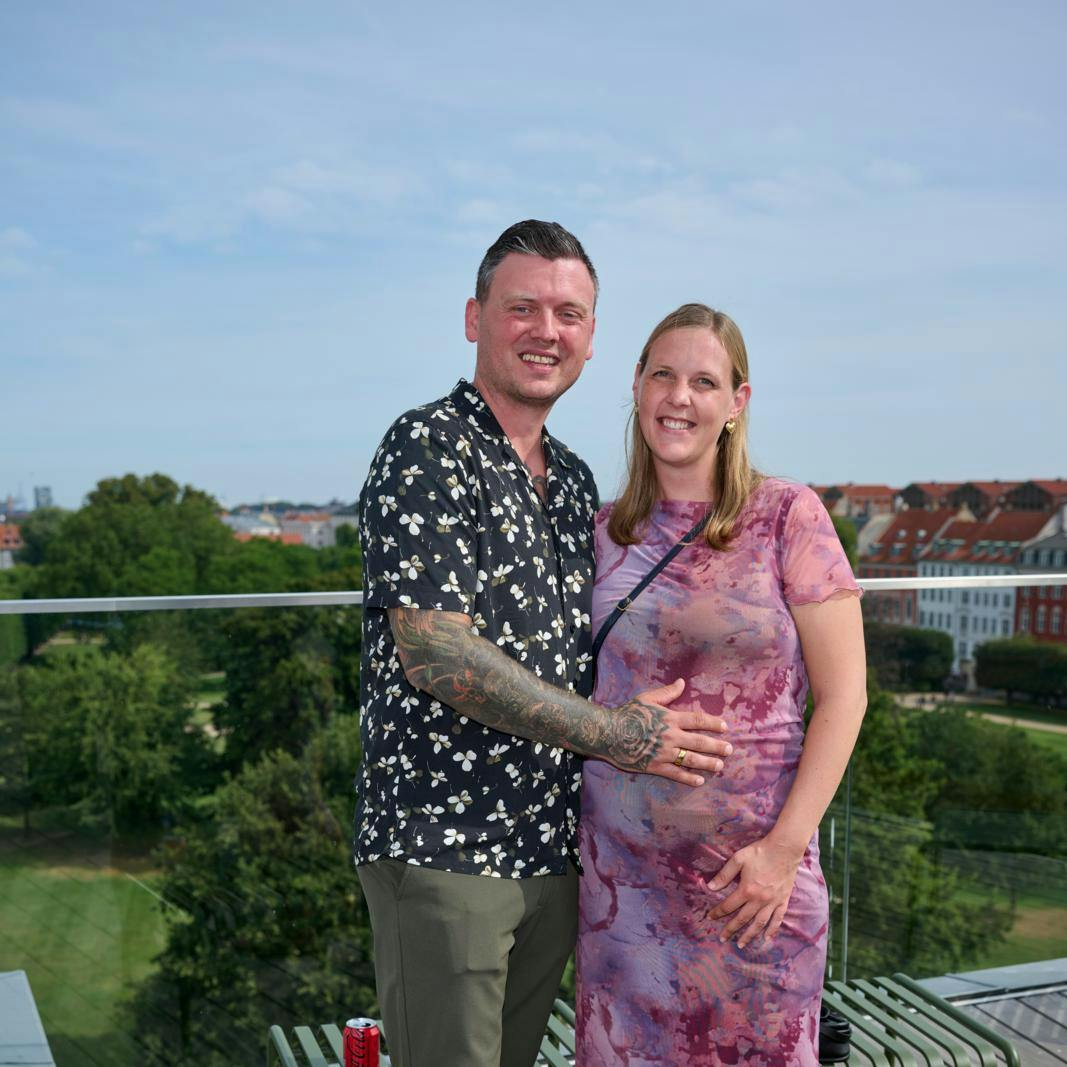 Robert Hansen og hans forlovede Rikke venter barn nummer tre. Det bliver anden dreng i børneflokken.