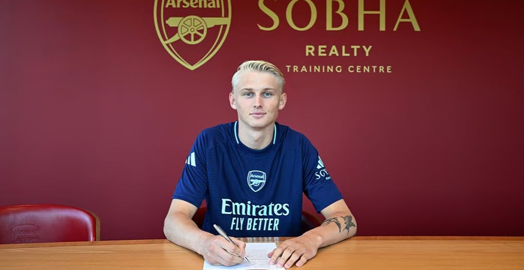 Sådan så det ud, da Lucas Martin Nygaard for et år siden skrev kontrakt med Arsenal. Nu har London-klubben udlejet ham til danske Brabrand IF for resten af sæsonen.
