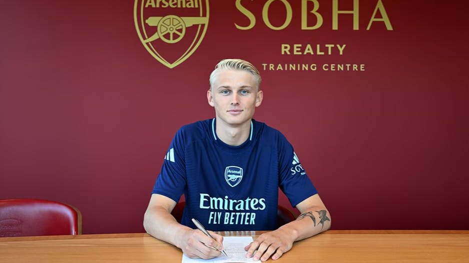 Sådan så det ud, da Lucas Martin Nygaard for et år siden skrev kontrakt med Arsenal. Nu har London-klubben udlejet ham til danske Brabrand IF for resten af sæsonen.