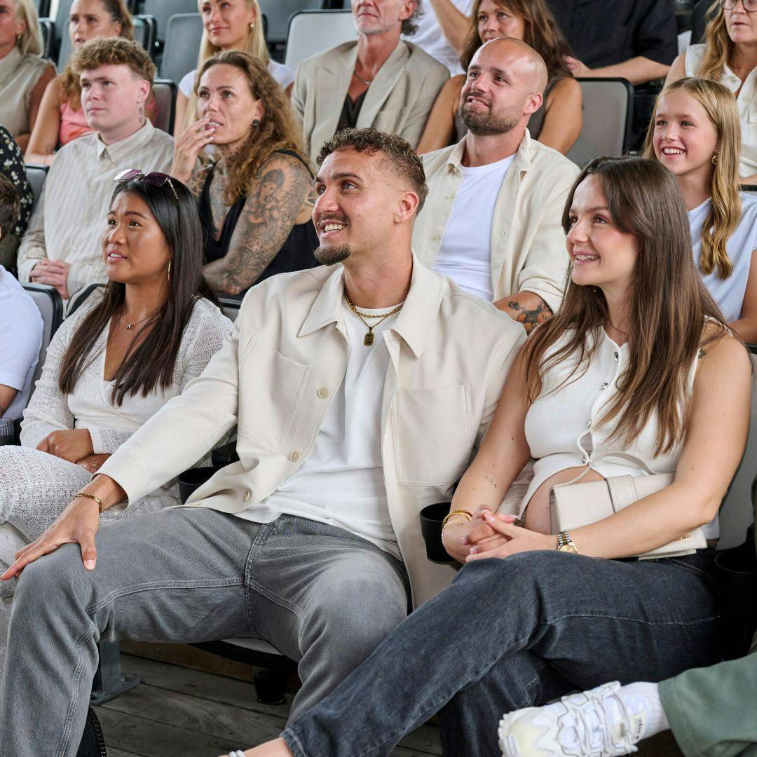 Natasjas mave tittede fint frem under forpremieren, hvor hun holdt Anton Basbas i hånden.