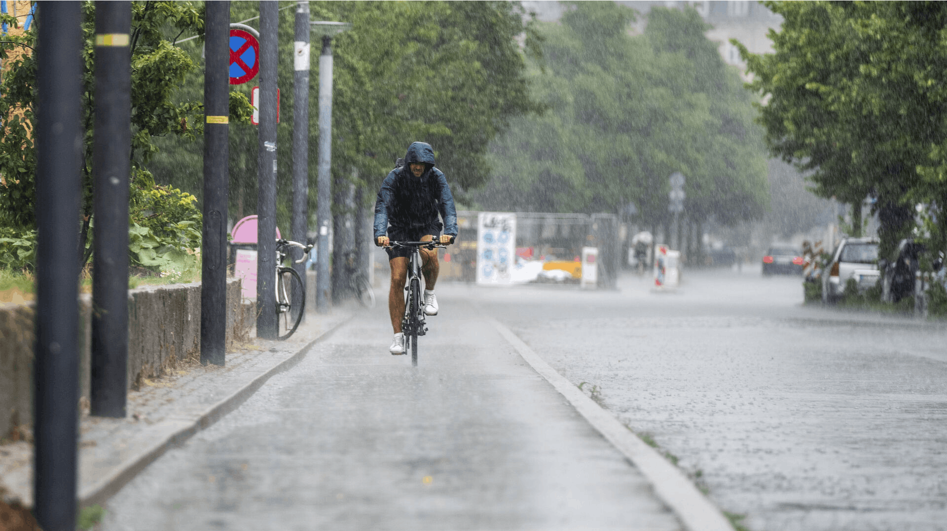 Der er risiko for at blive våd tirsdag eftermiddag og aften, hvis man befinder sig i Jylland eller den østlige del af Fyn. Det oplyser DMI.