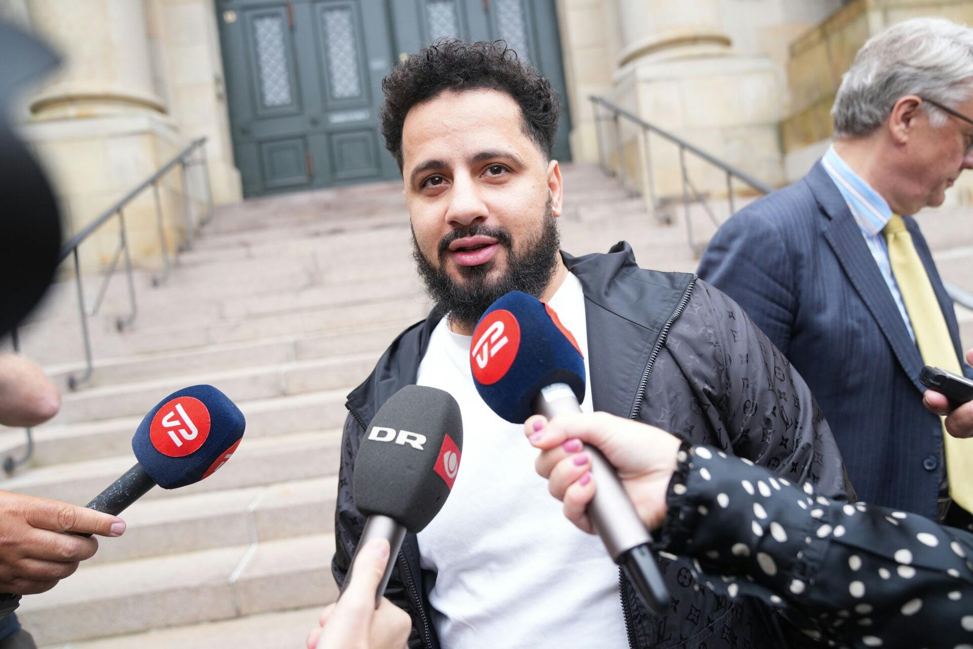 Ahmed Samsam blev omfavnet af sine støtter i retslokalet, efter Højesteret har slået fast, at han arbejdede for FE og PET under sine rejser til Syrien.
