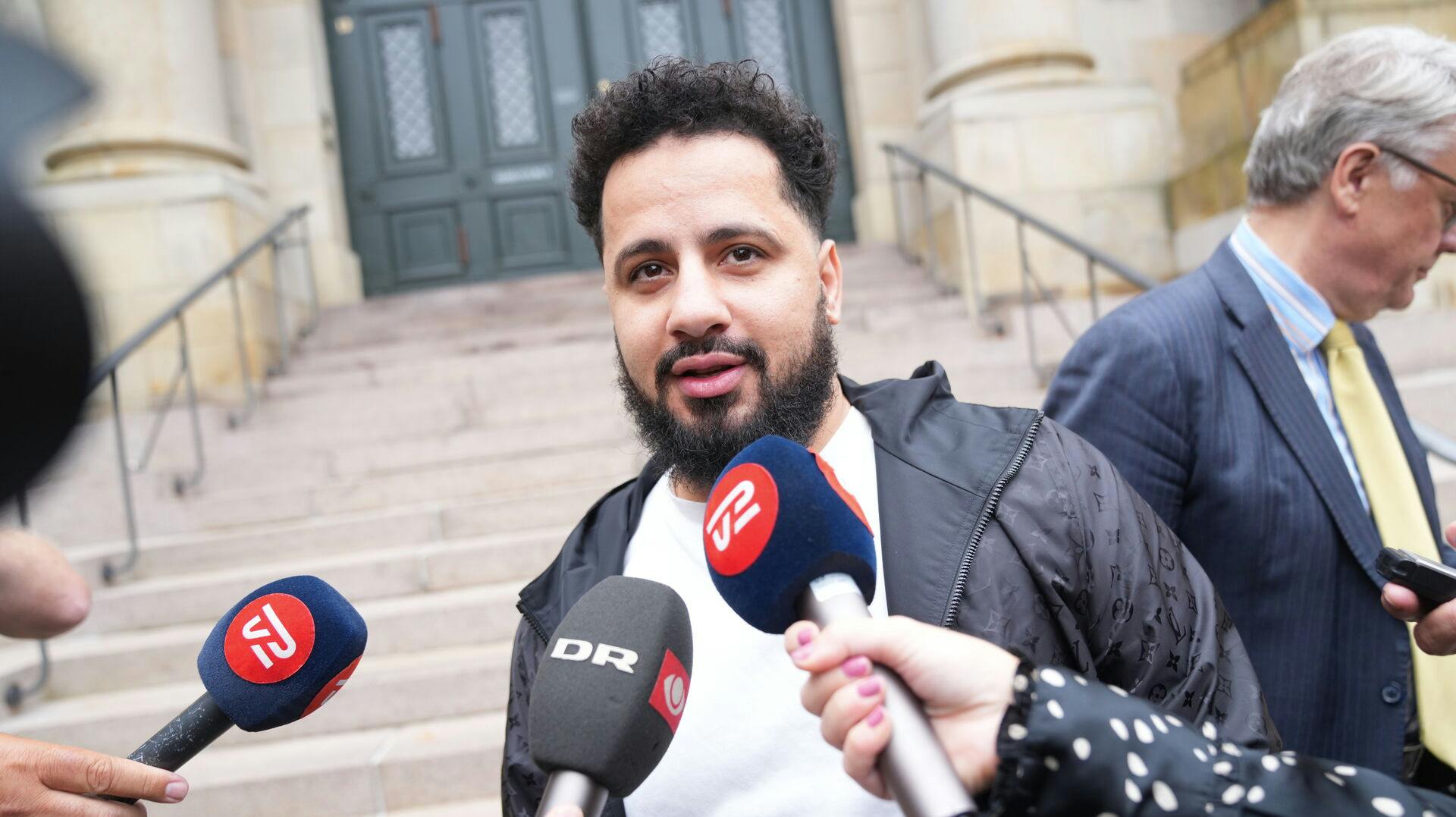 Ahmed Samsam blev omfavnet af sine støtter i retslokalet, efter Højesteret har slået fast, at han arbejdede for FE og PET under sine rejser til Syrien.