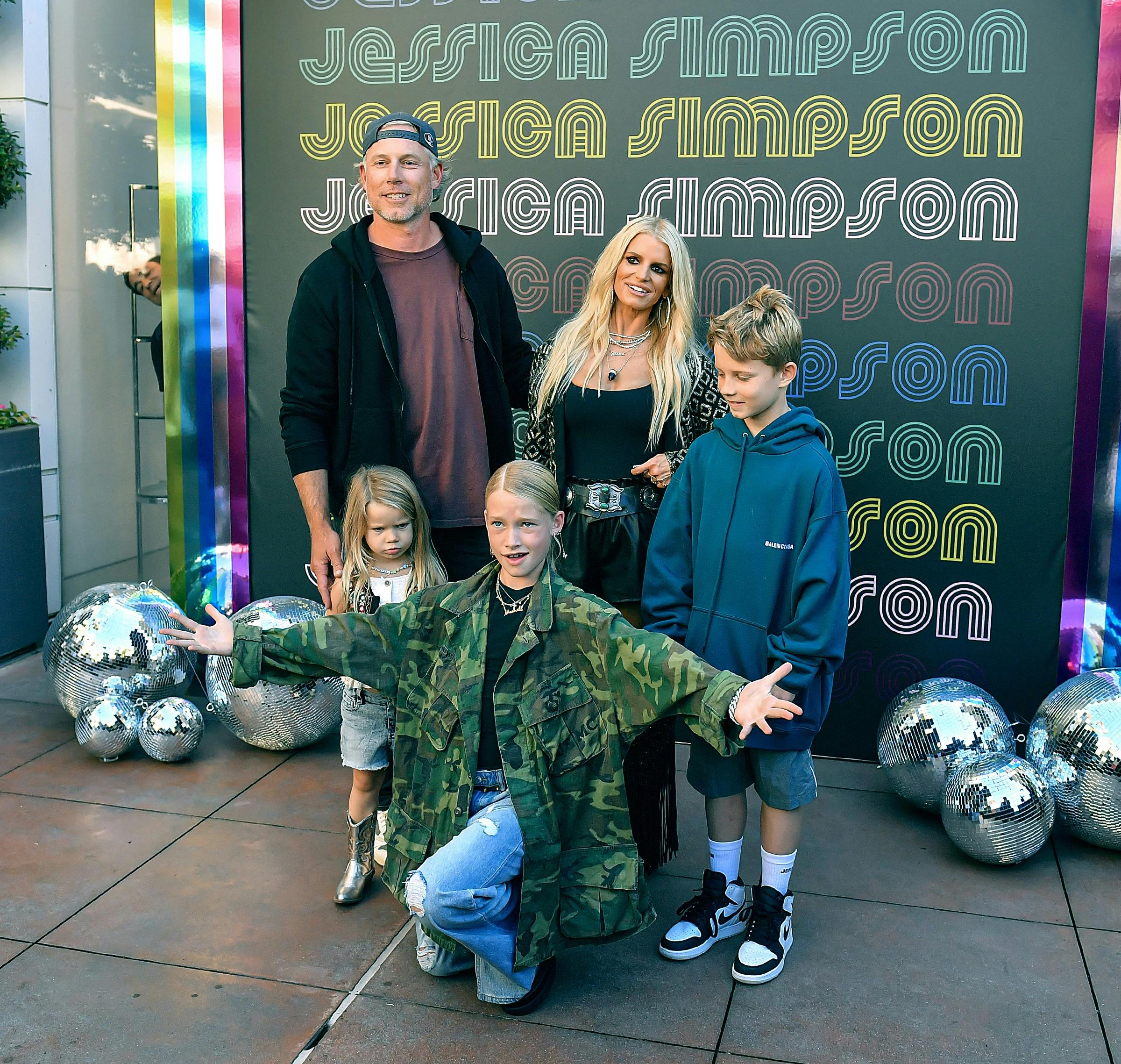 Jessica Simpson og Eric Johnson blev spottet side om side i VIP-området, da Ashlee Simpson åbnede sit residency i Las Vegas. Det skete trods deres nylige brud. Her ses de sammen med børnene ved en tidligere lejlighed, mens de stadig var et par.