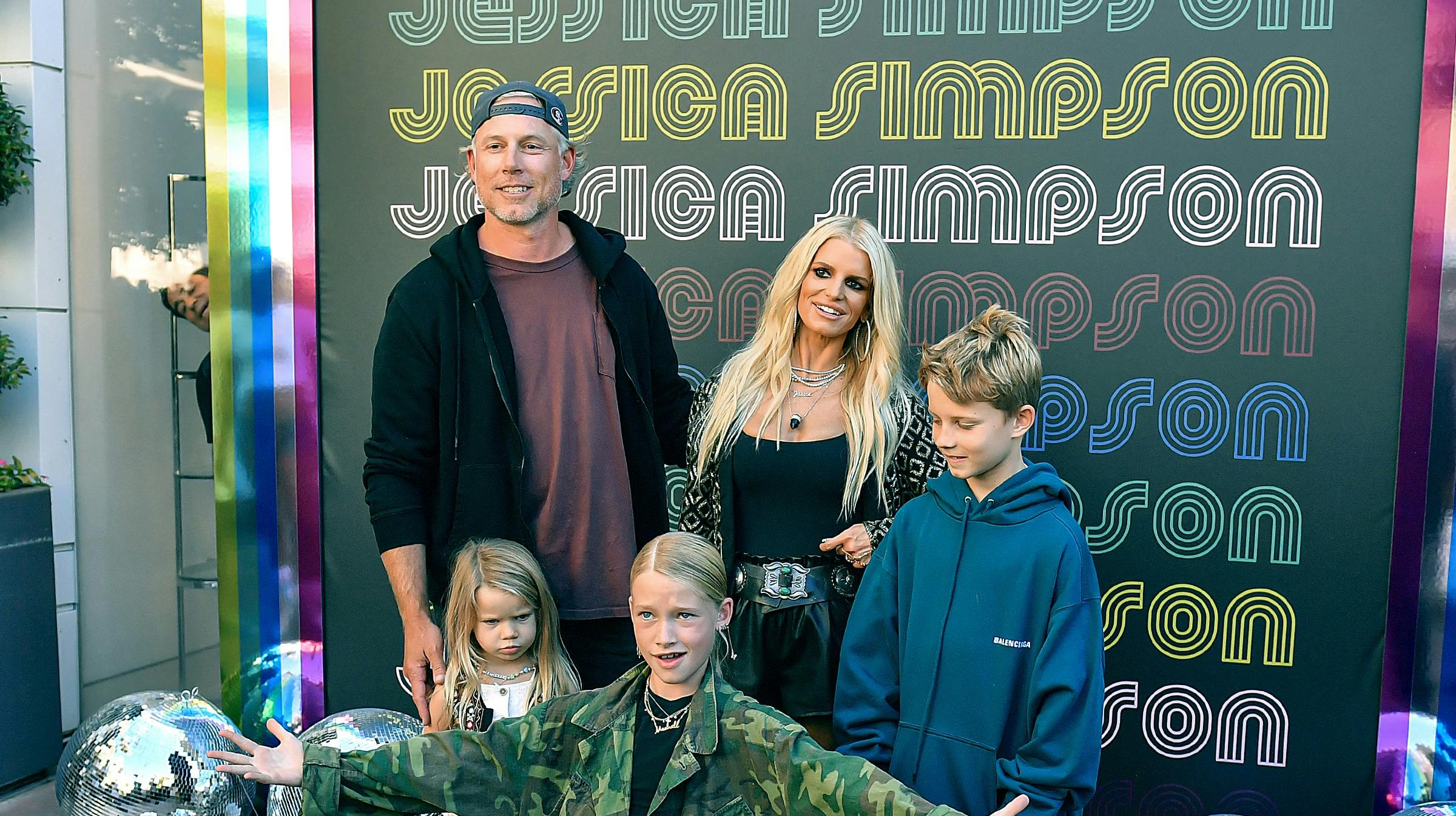 Jessica Simpson og Eric Johnson blev spottet side om side i VIP-området, da Ashlee Simpson åbnede sit residency i Las Vegas. Det skete trods deres nylige brud. Her ses de sammen med børnene ved en tidligere lejlighed, mens de stadig var et par.