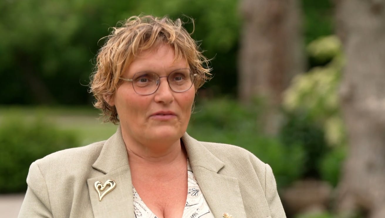 Winnie Topp har været med i "Landmand søger kærlighed" før. I sæson 12 dater hun Lars S.