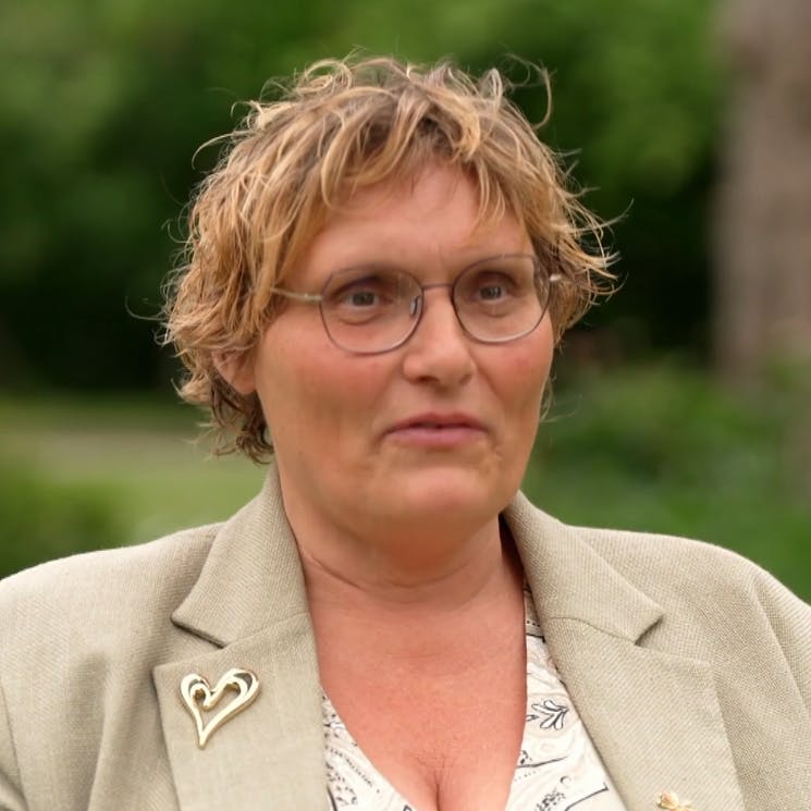 Winnie Topp har været med i "Landmand søger kærlighed" før. I sæson 12 dater hun Lars S.
