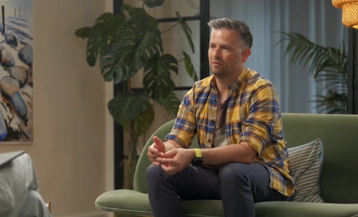 - I terapitimen spørger jeg, om det kan være ægte følelser, eller om det er lettelse og eufori over, at det er nemt, og at hun ser så godt ud, afslører Lasse Lilja Vilhelmsen.
