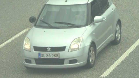 Det er denne sølvgrå Suzuki Swift med registreringsnummeret DL86988, der bliver efterlyst.