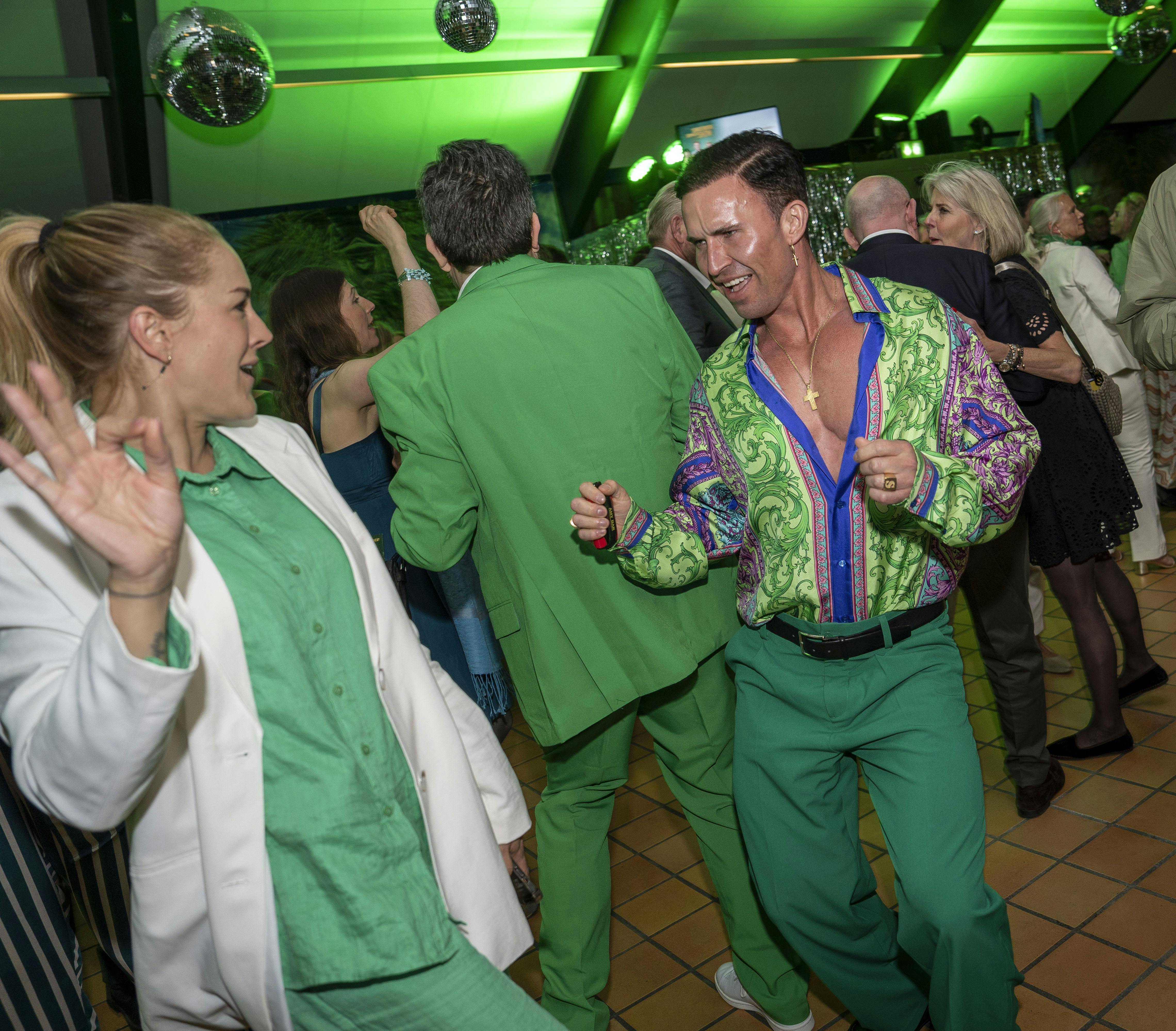 Da Gustav i foråret var til efterfest på Sønderborg Sommer Revy Show, viste han sine danse-evner på dansegulvet sammen med "Vild med dans"-stjernen Camilla Dalsgaard.