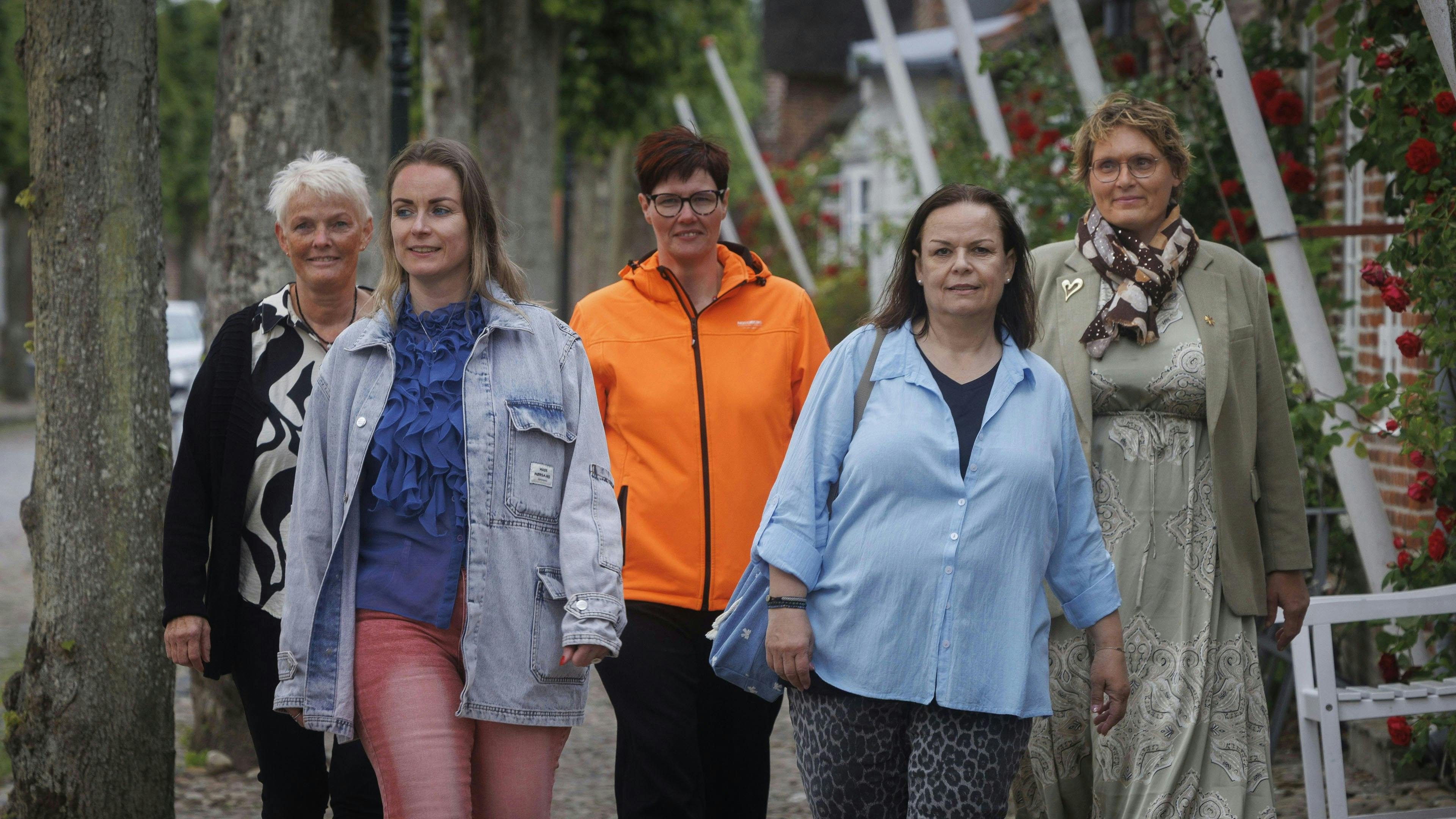 Alexanndra (nummer to fra venstre), som du måske husker som en helt anden, har skrevet til en landmand i programmet tre gange. I sæson 12 er det Lars S, der får hendes opmærksomhed.