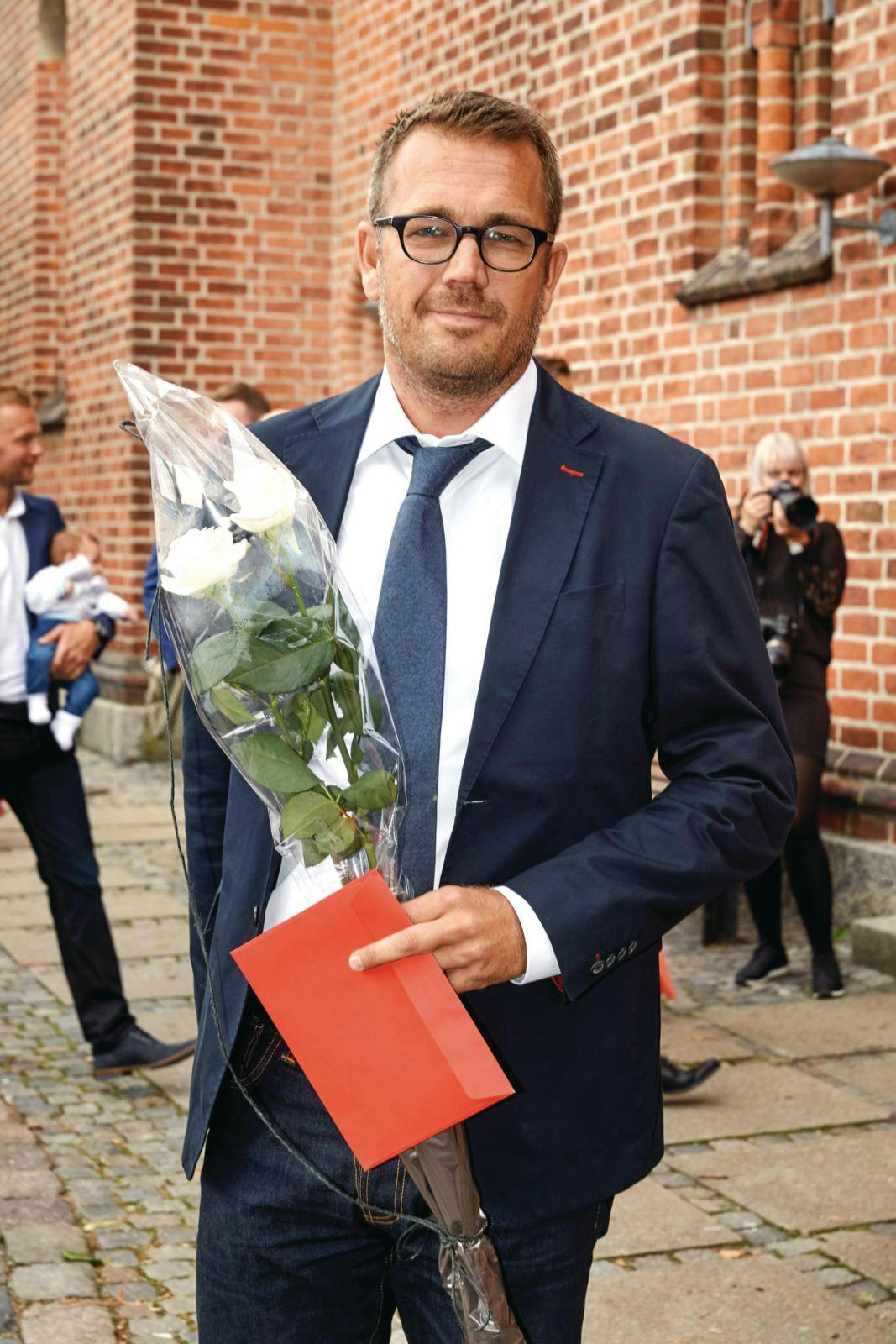 Den tidligere DR-vært har overlevet en massiv hjerneblødning. Det fortæller han i et længere opslag på Facebook.