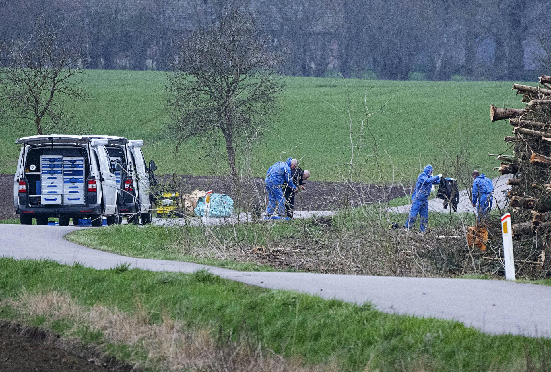 Politiet arbejdede intenst, efter den dengang 13-årige pige blev kidnappet. Her undersøger efterforskerne det sted, hvor hendes cykel, mobil og taske blev fundet.